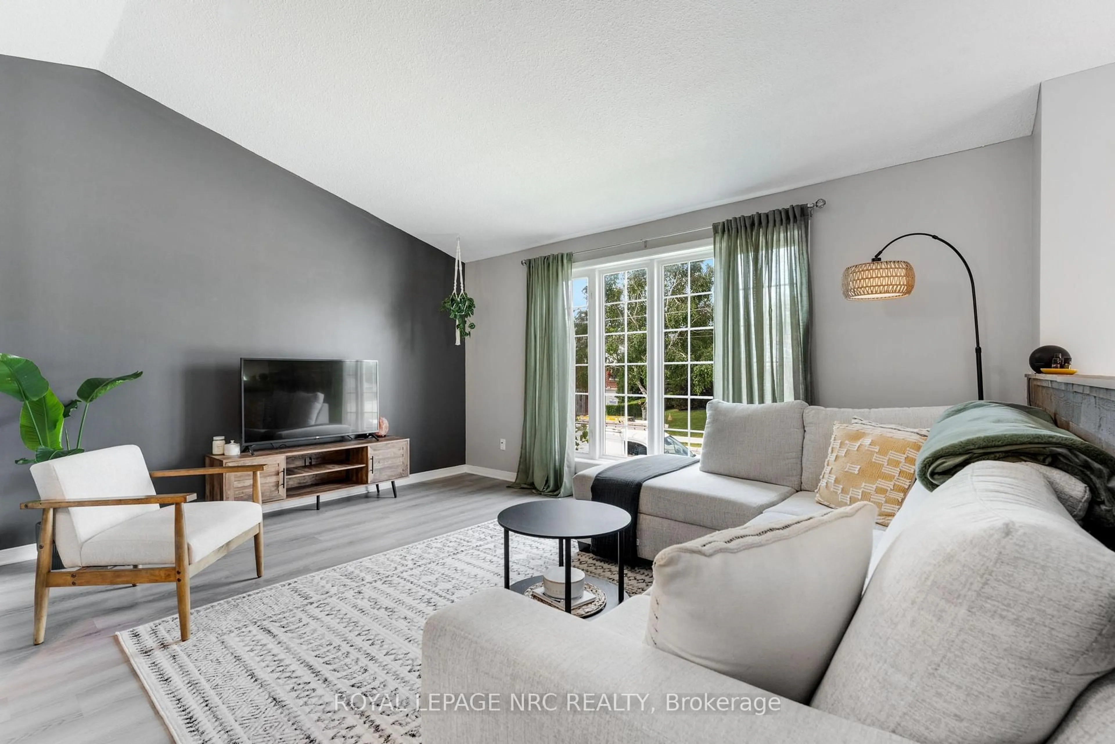 Living room with furniture, unknown for 118 Idylewylde St, Fort Erie Ontario L2A 2L3