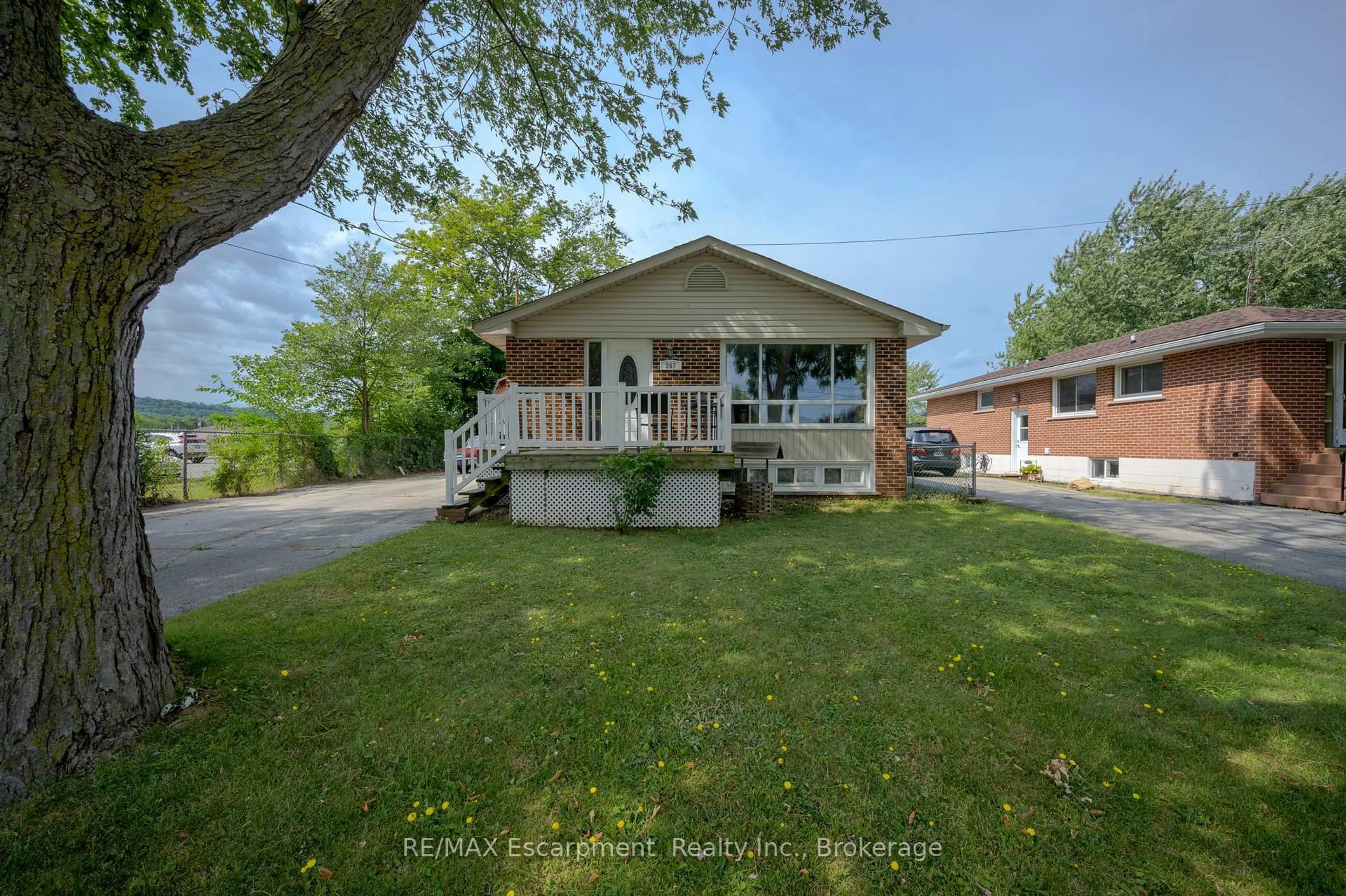 A pic from outside/outdoor area/front of a property/back of a property/a pic from drone, street for 267 Winona Rd, Hamilton Ontario L8G 2W3
