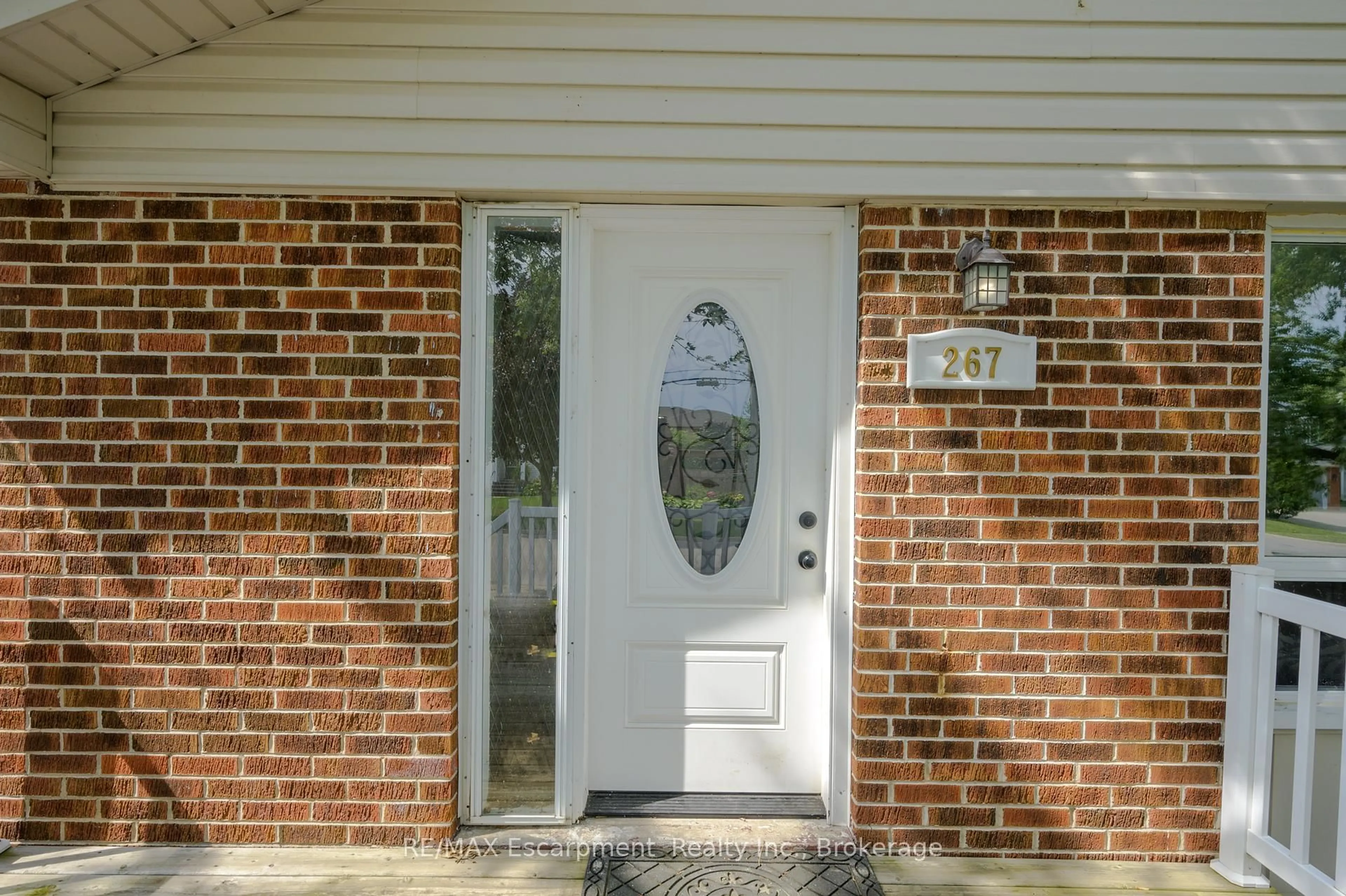 Indoor entryway for 267 Winona Rd, Hamilton Ontario L8G 2W3