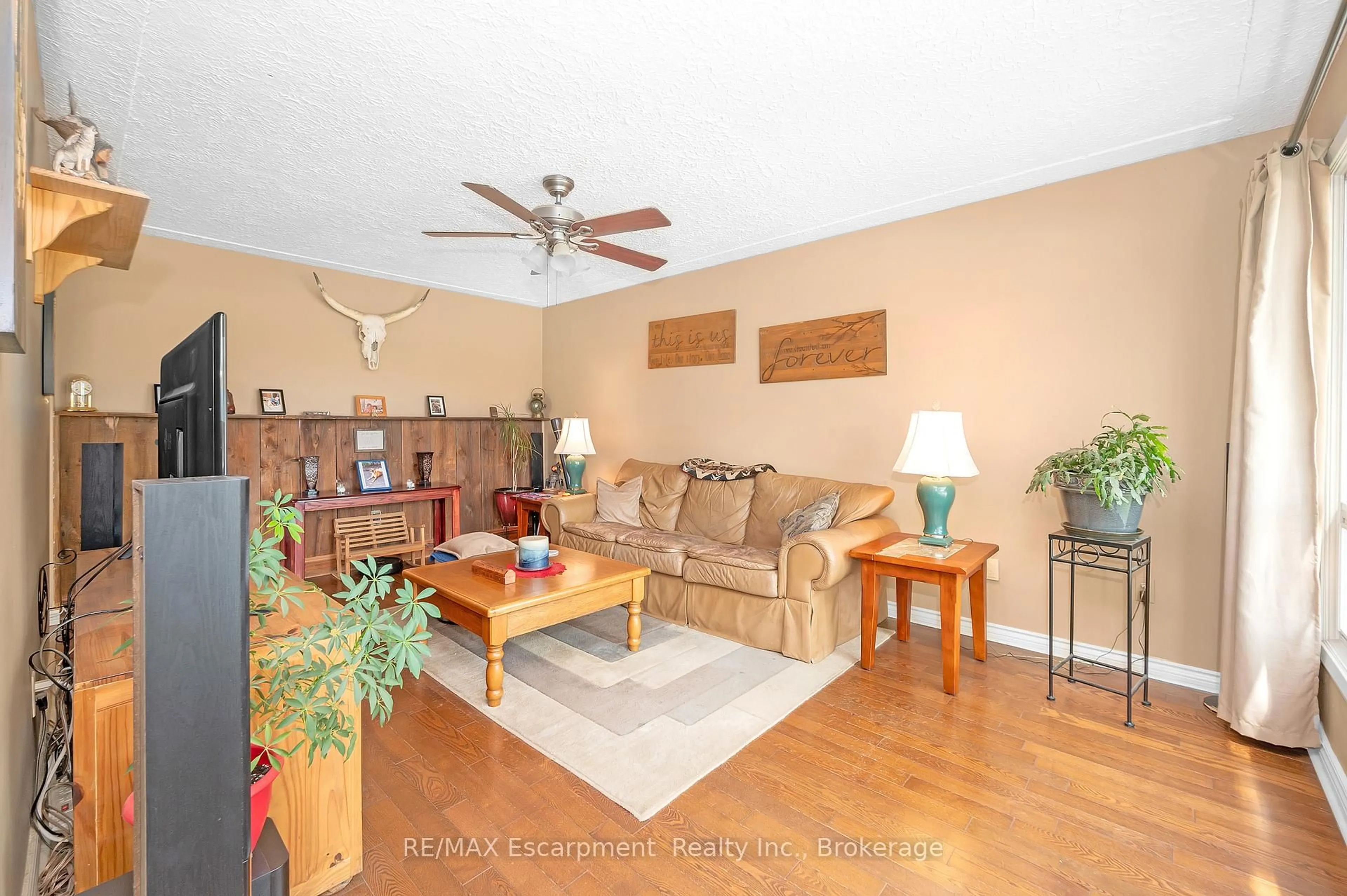 Living room with furniture, wood/laminate floor for 267 Winona Rd, Hamilton Ontario L8G 2W3