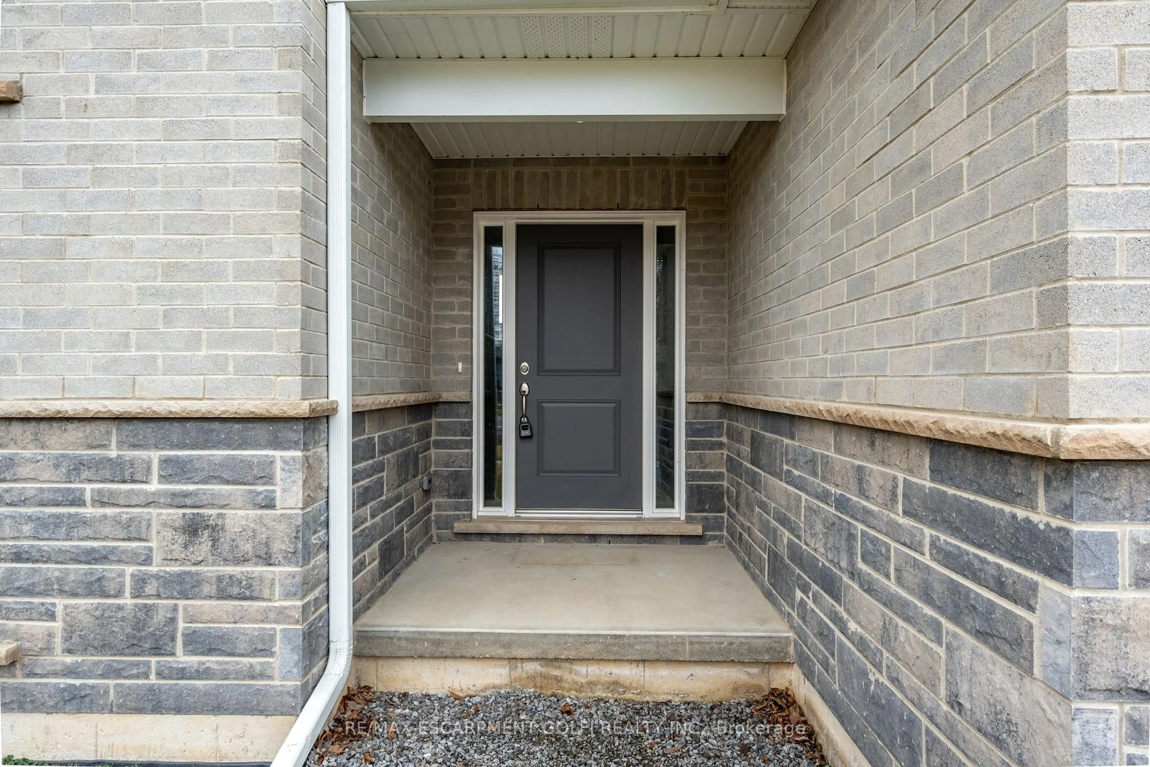 Indoor entryway for 735 Dominion Rd, Fort Erie Ontario L2A 1G9