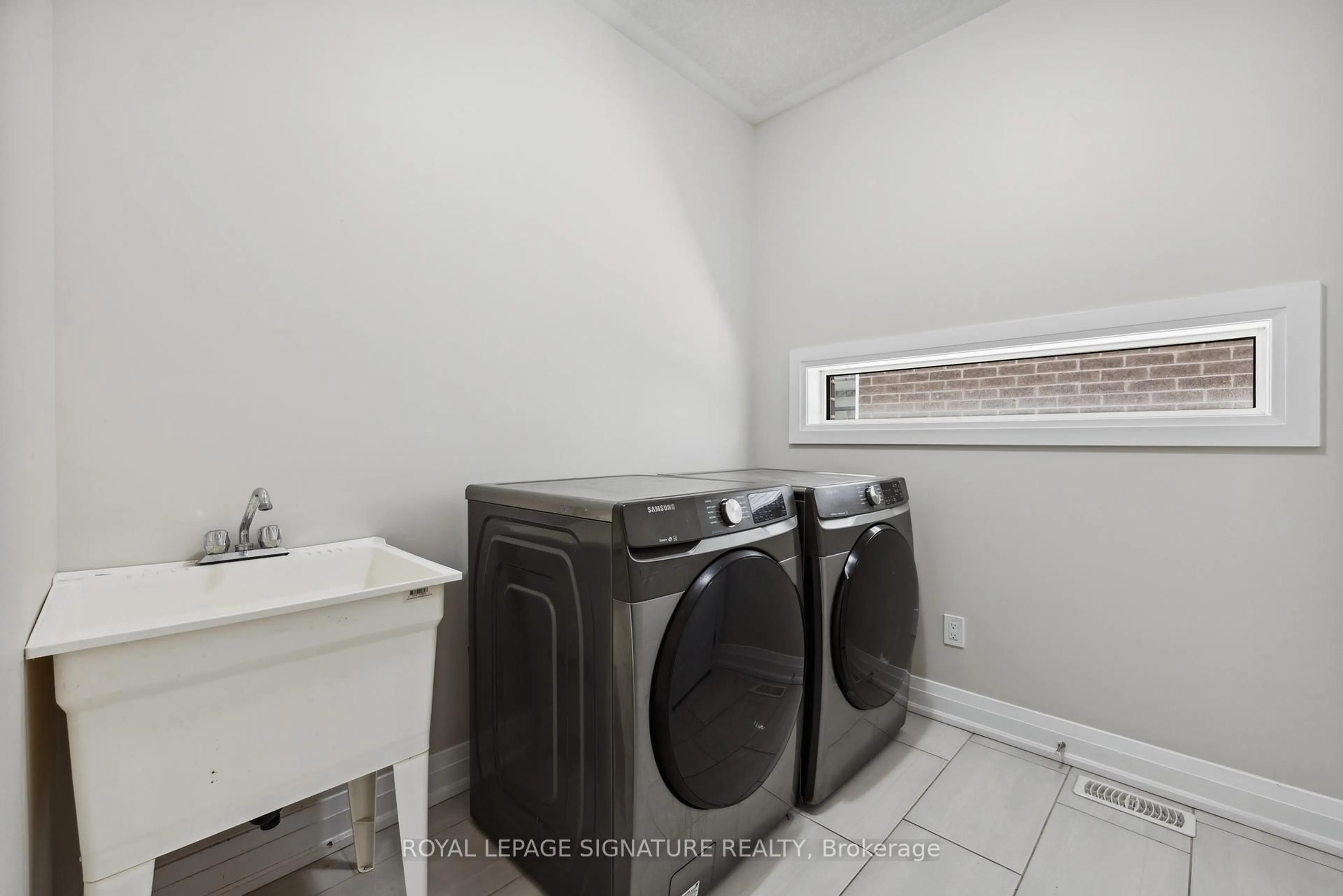 Laundry room for 135 Ian Ormston Dr, Kitchener Ontario N2P 0K3