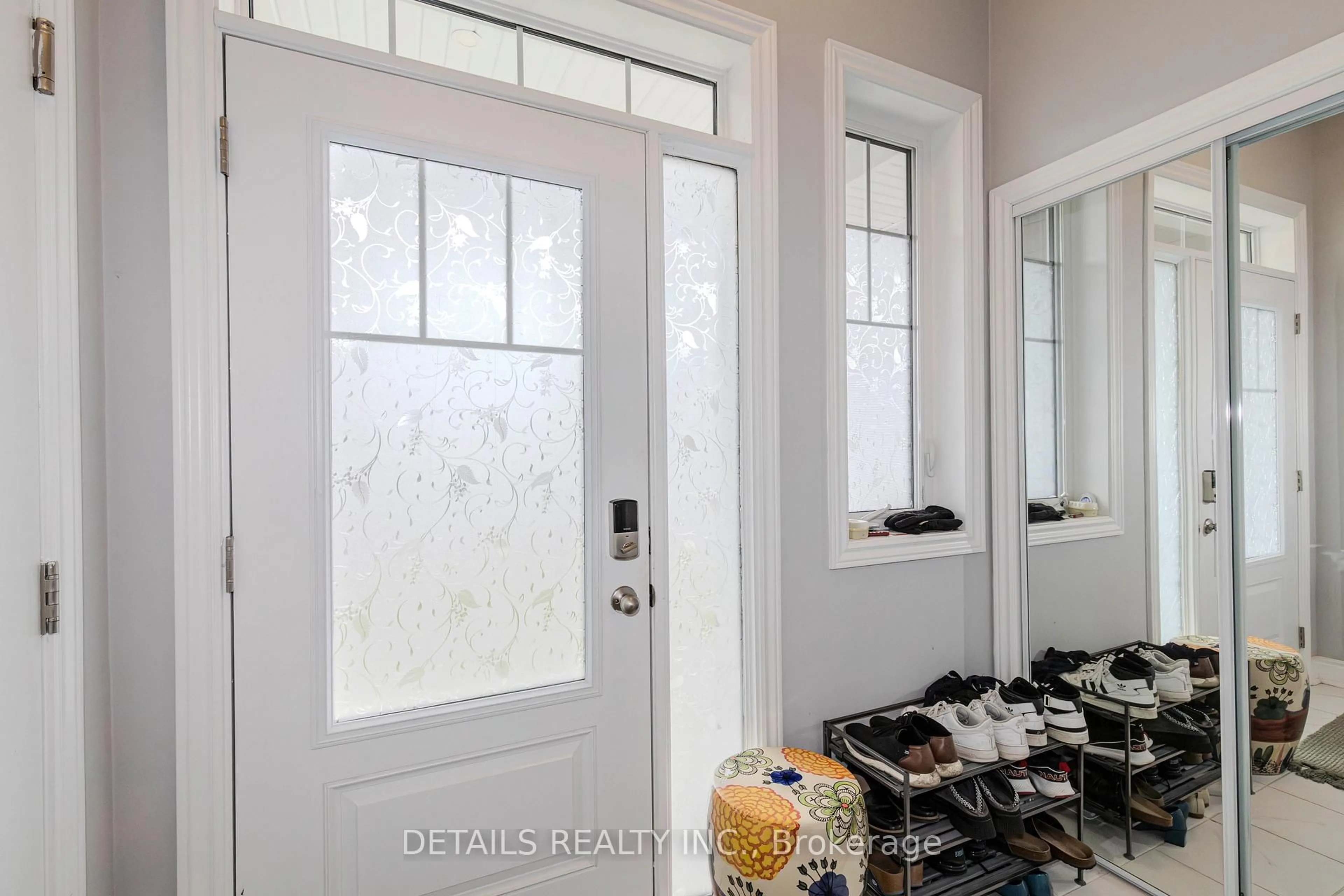 Indoor entryway for 557 Flagstaff Dr, Ottawa Ontario K2J 6T5
