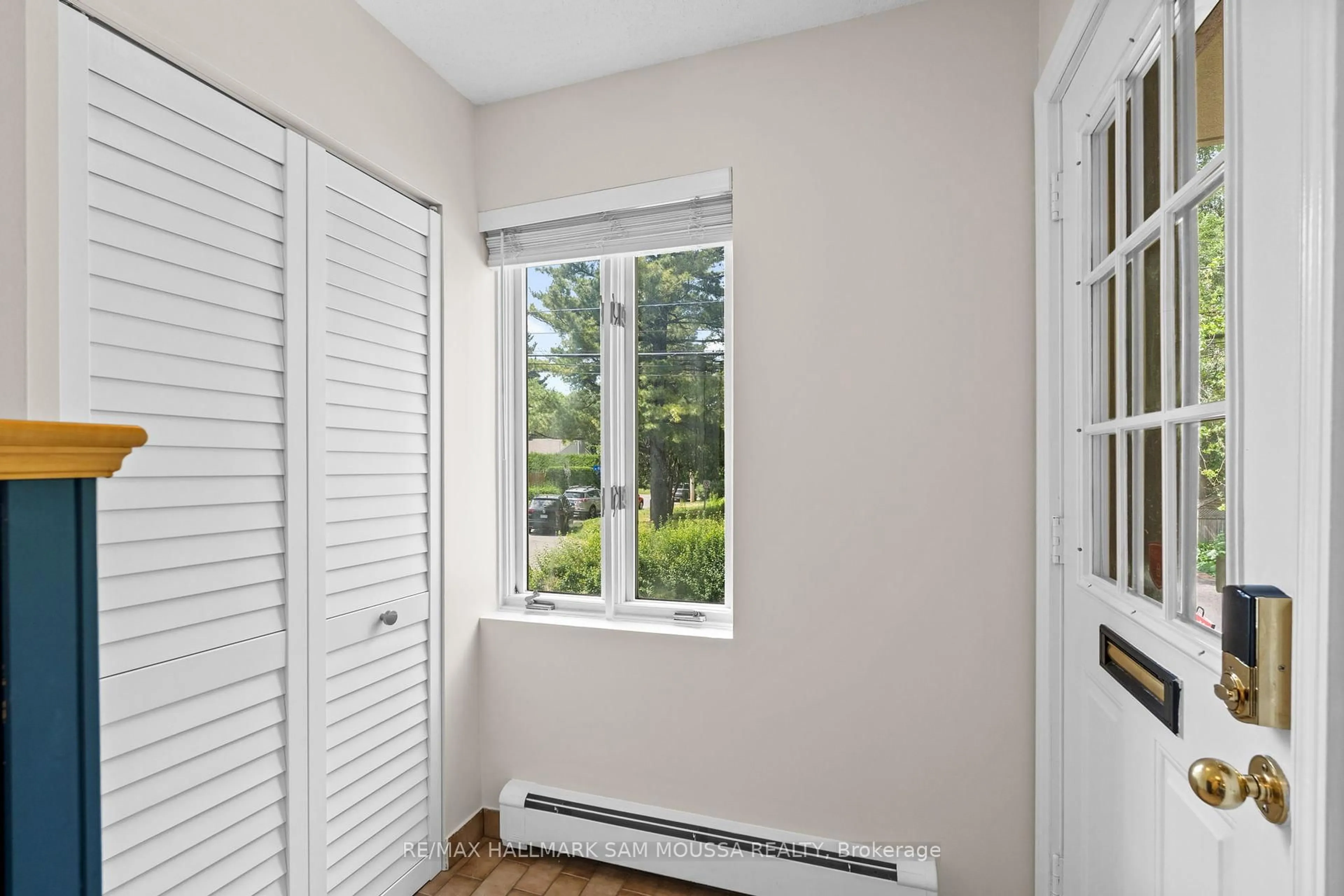 Indoor entryway for 1178 Blasdell Ave, Ottawa Ontario K1K 4H5