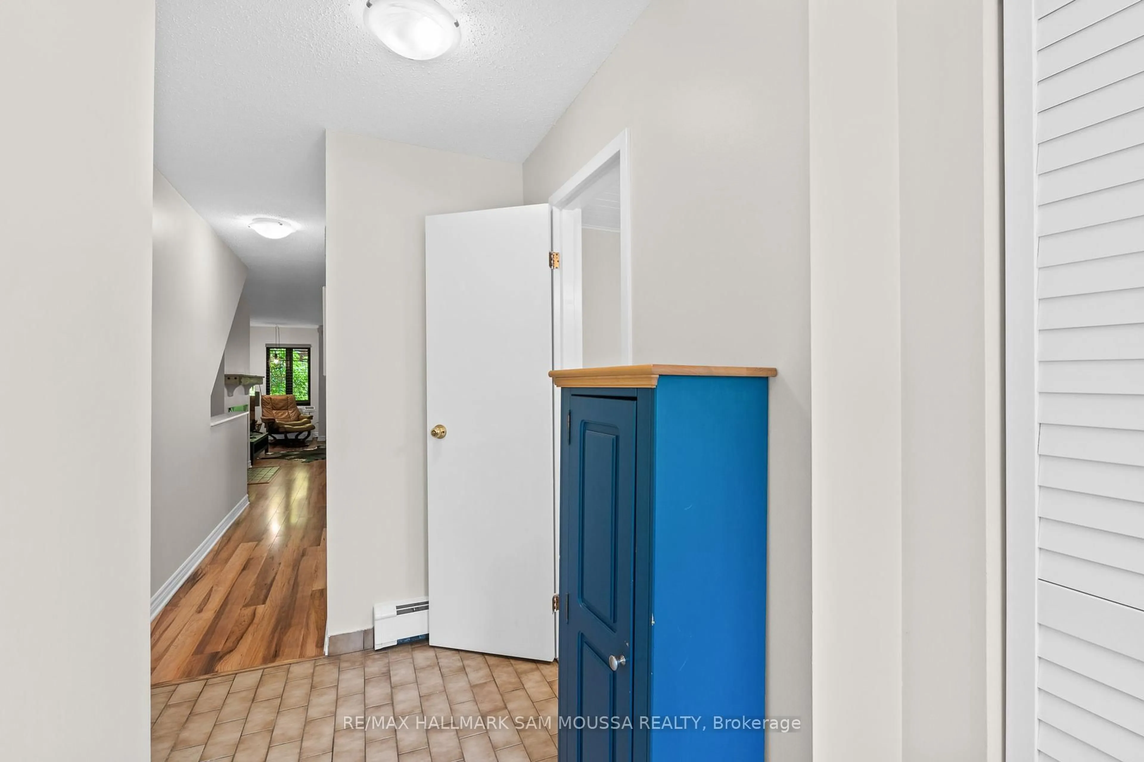 Indoor entryway for 1178 Blasdell Ave, Ottawa Ontario K1K 4H5