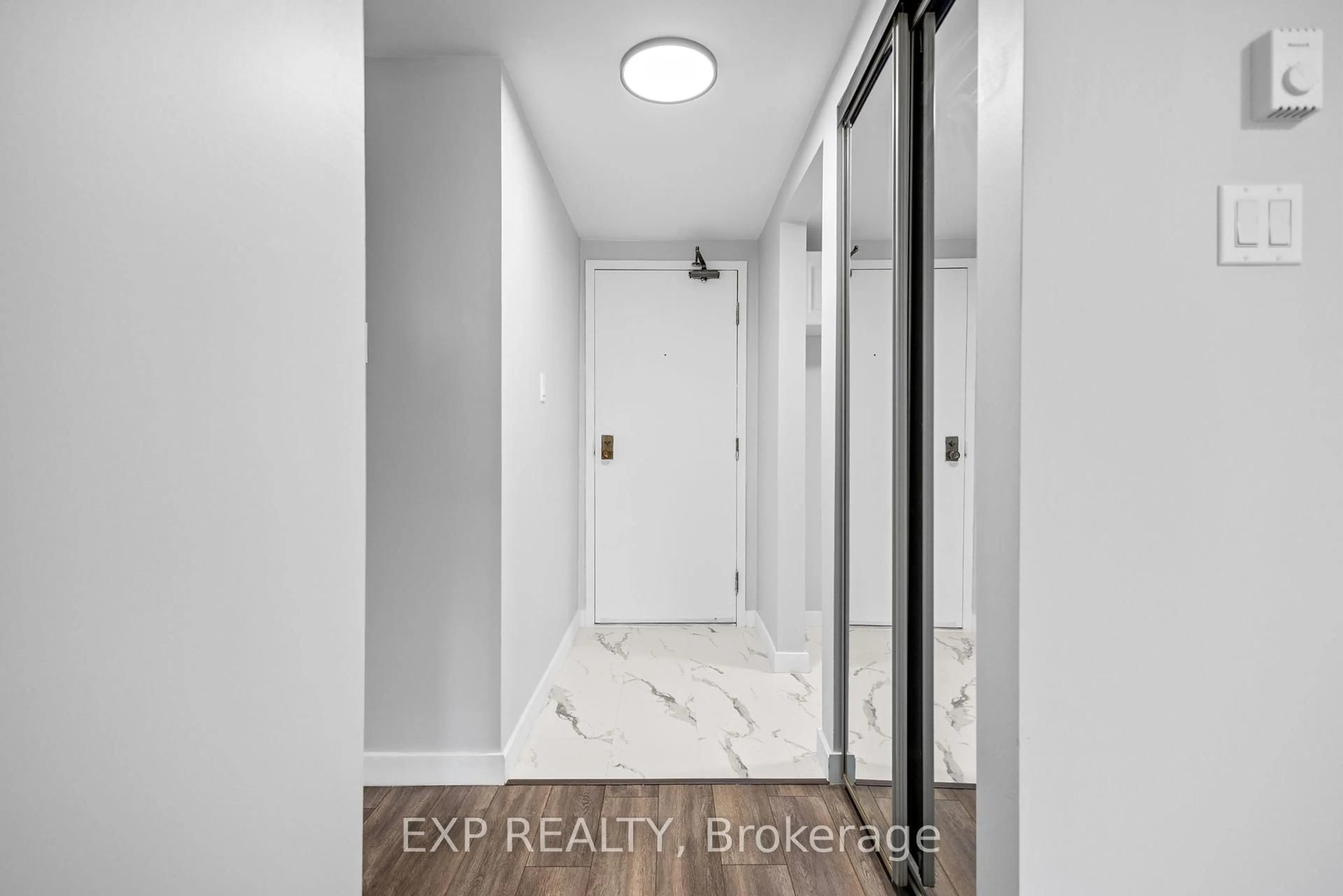 Indoor entryway for 6470 BILBERRY Dr #106, Ottawa Ontario K1C 4P1