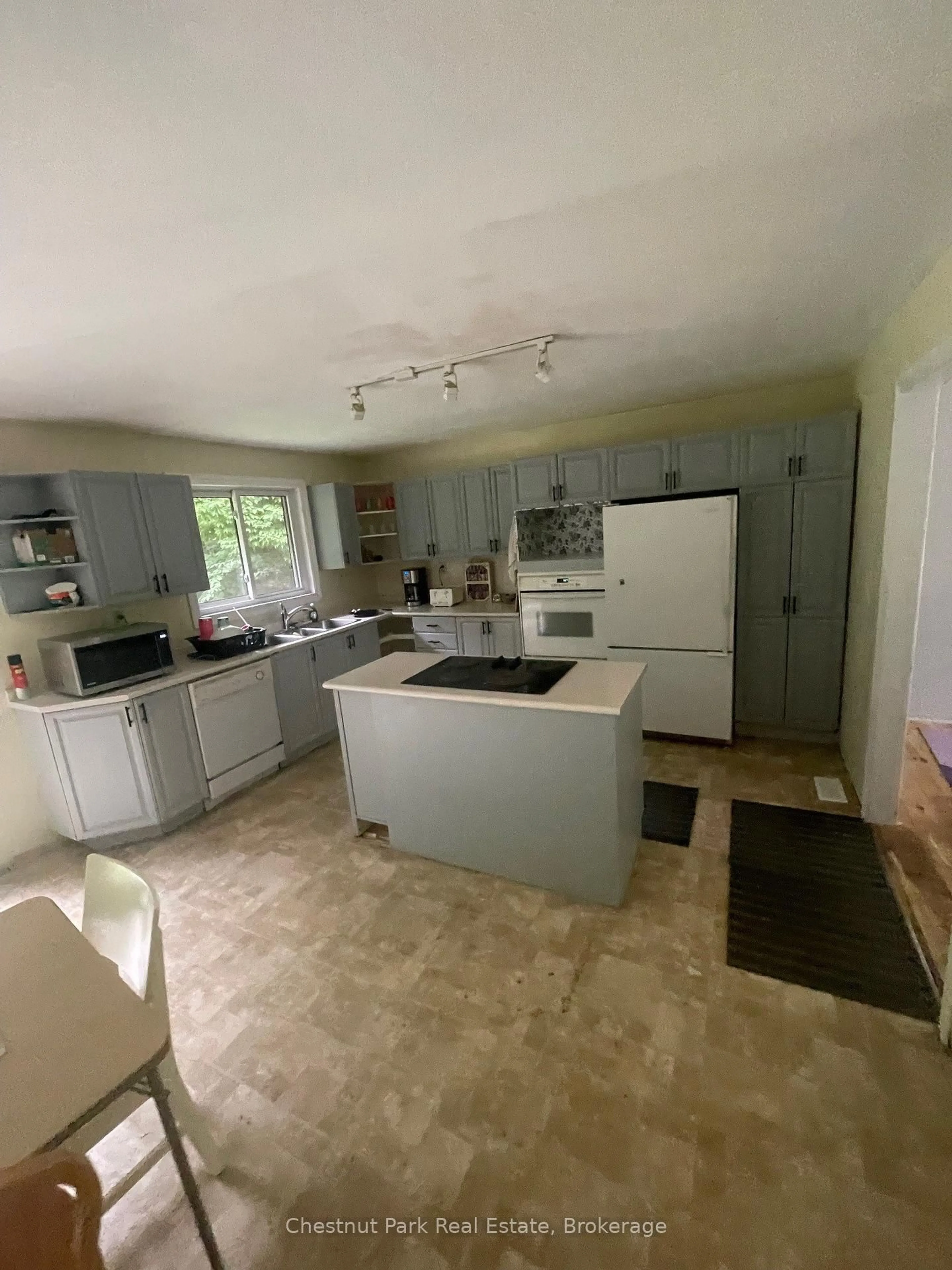 Open concept kitchen, unknown for 1044 Ashley Lane, Bracebridge Ontario P1L 1X1