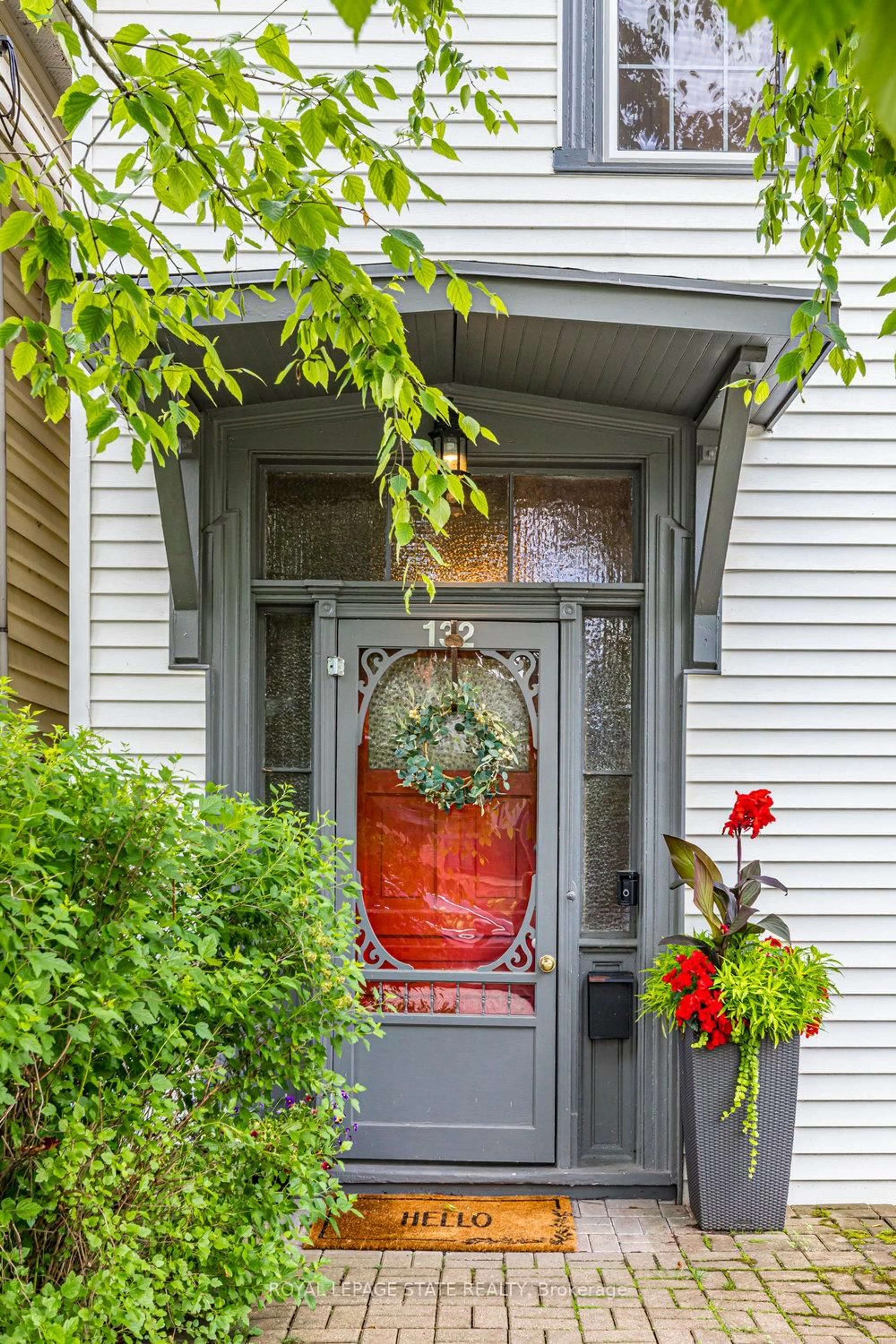 Indoor entryway for 132 Park St, Hamilton Ontario L9H 1X7