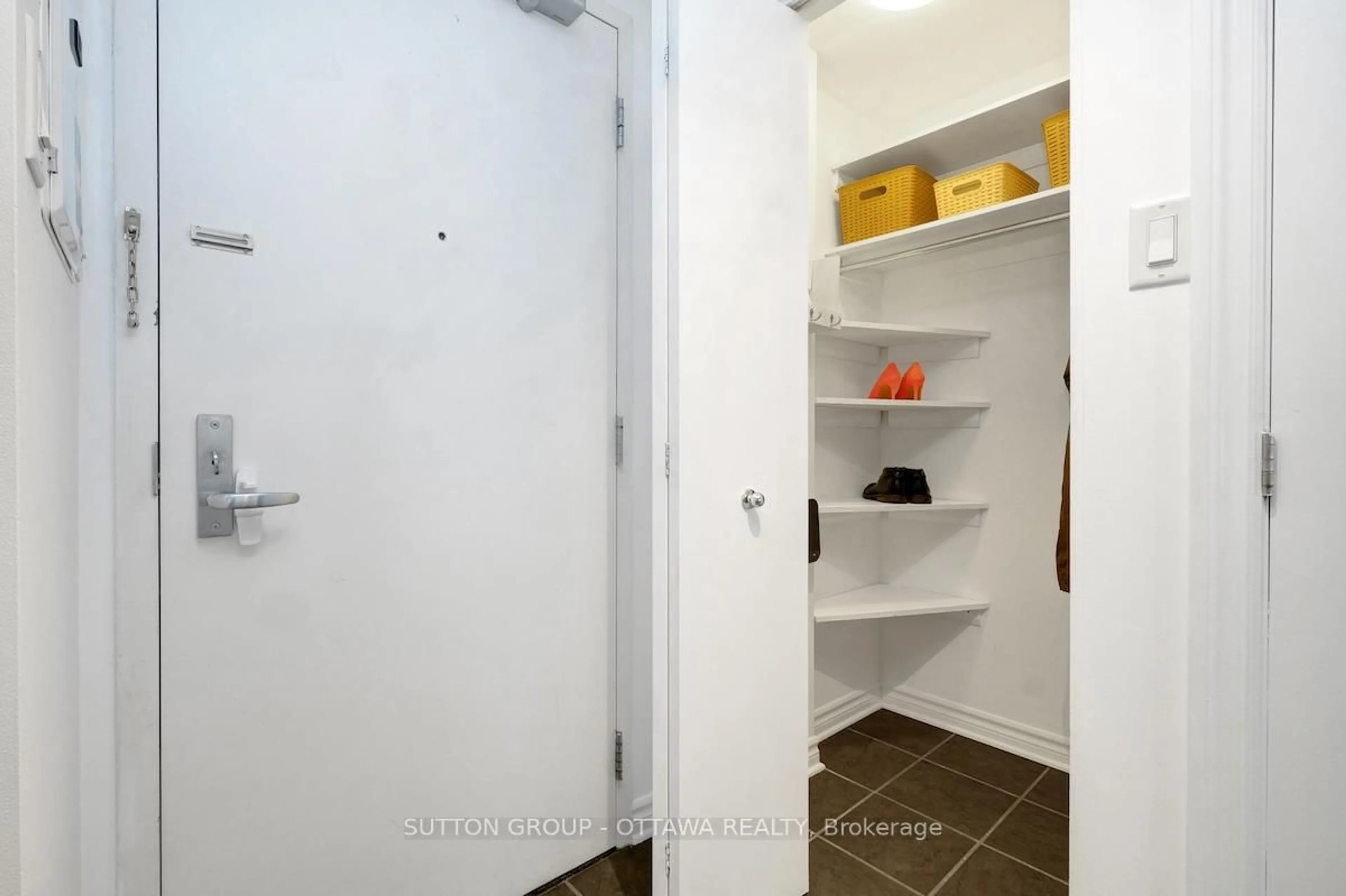 Indoor entryway for 70 Landry St #1303, Ottawa Ontario K1L 0A8
