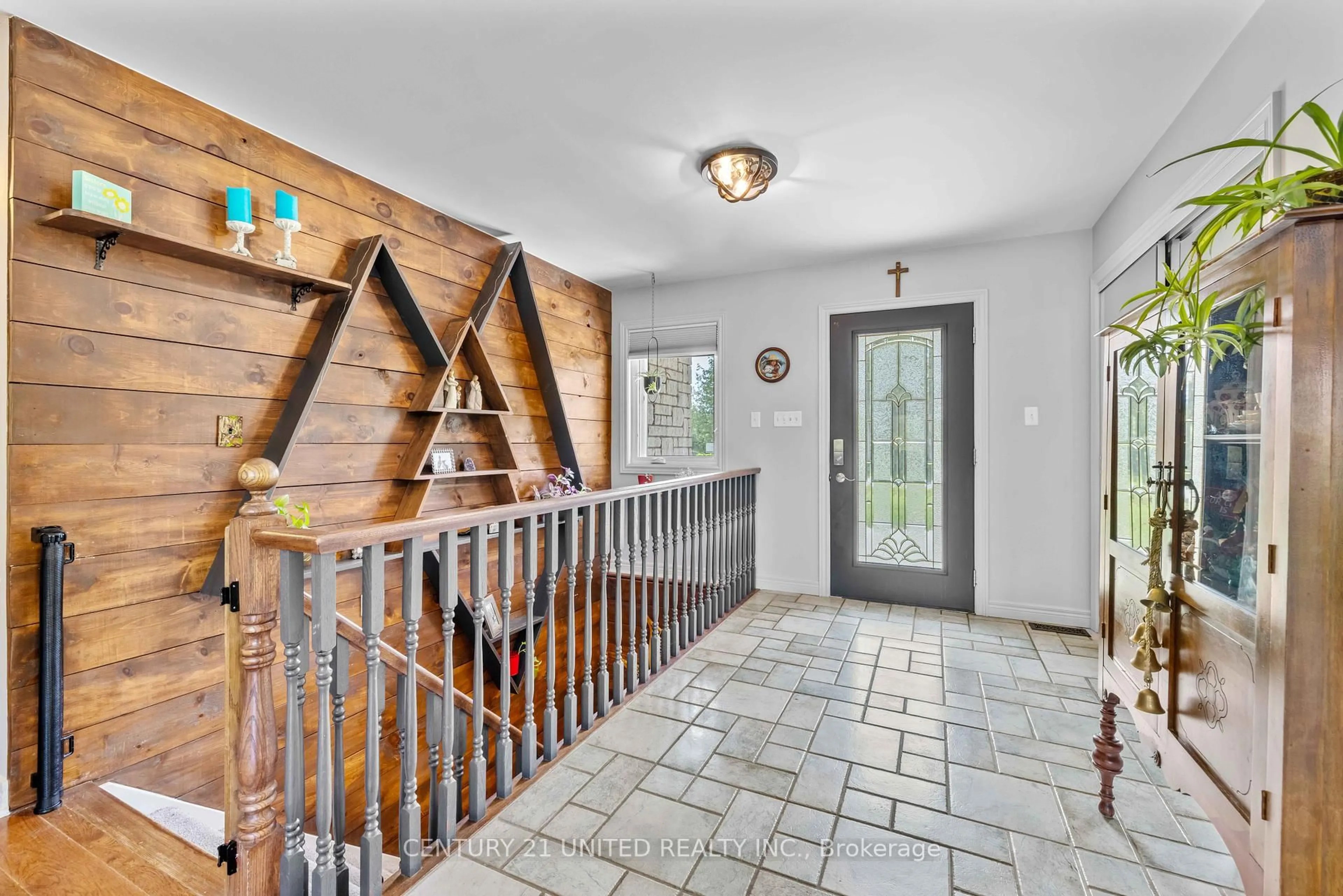 Indoor entryway for 310 Viner Line, Selwyn Ontario K0L 1T0