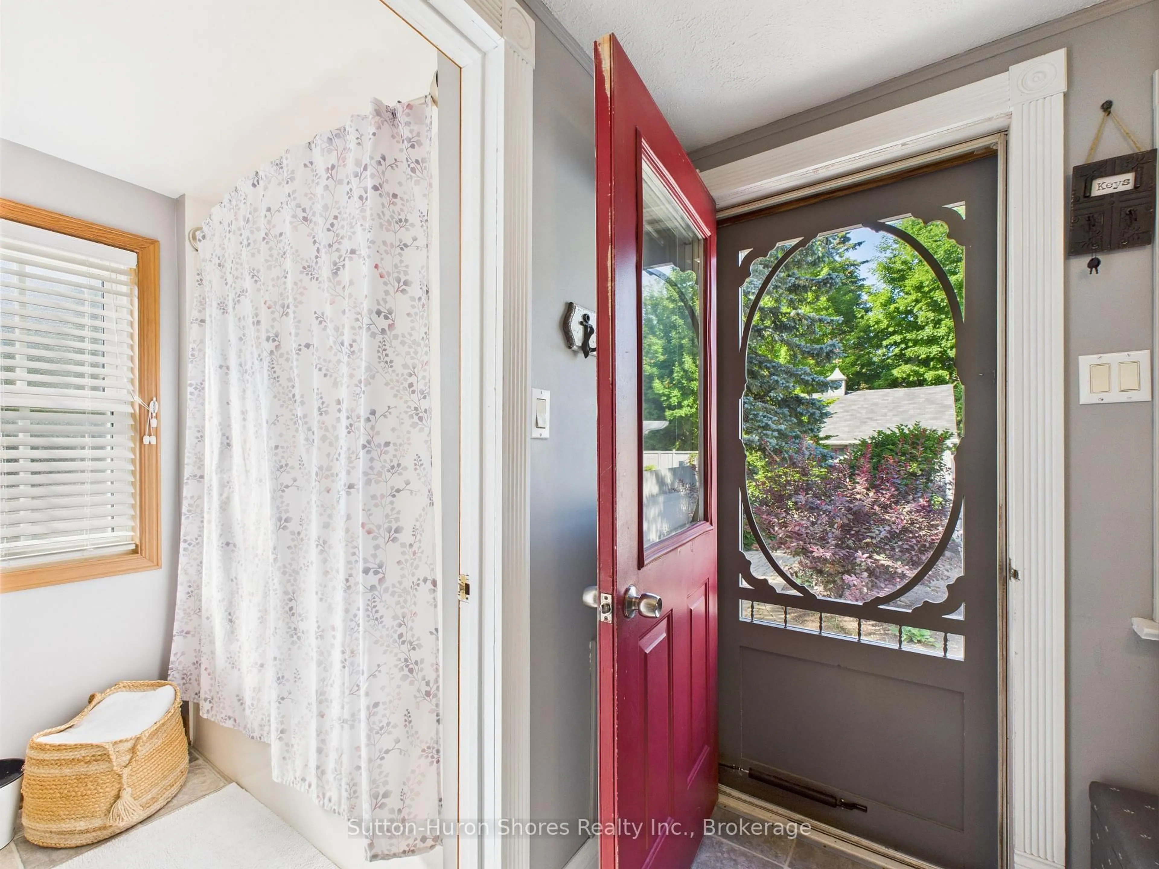 Indoor entryway for 668 Gustavus St, Saugeen Shores Ontario N0H 2C0