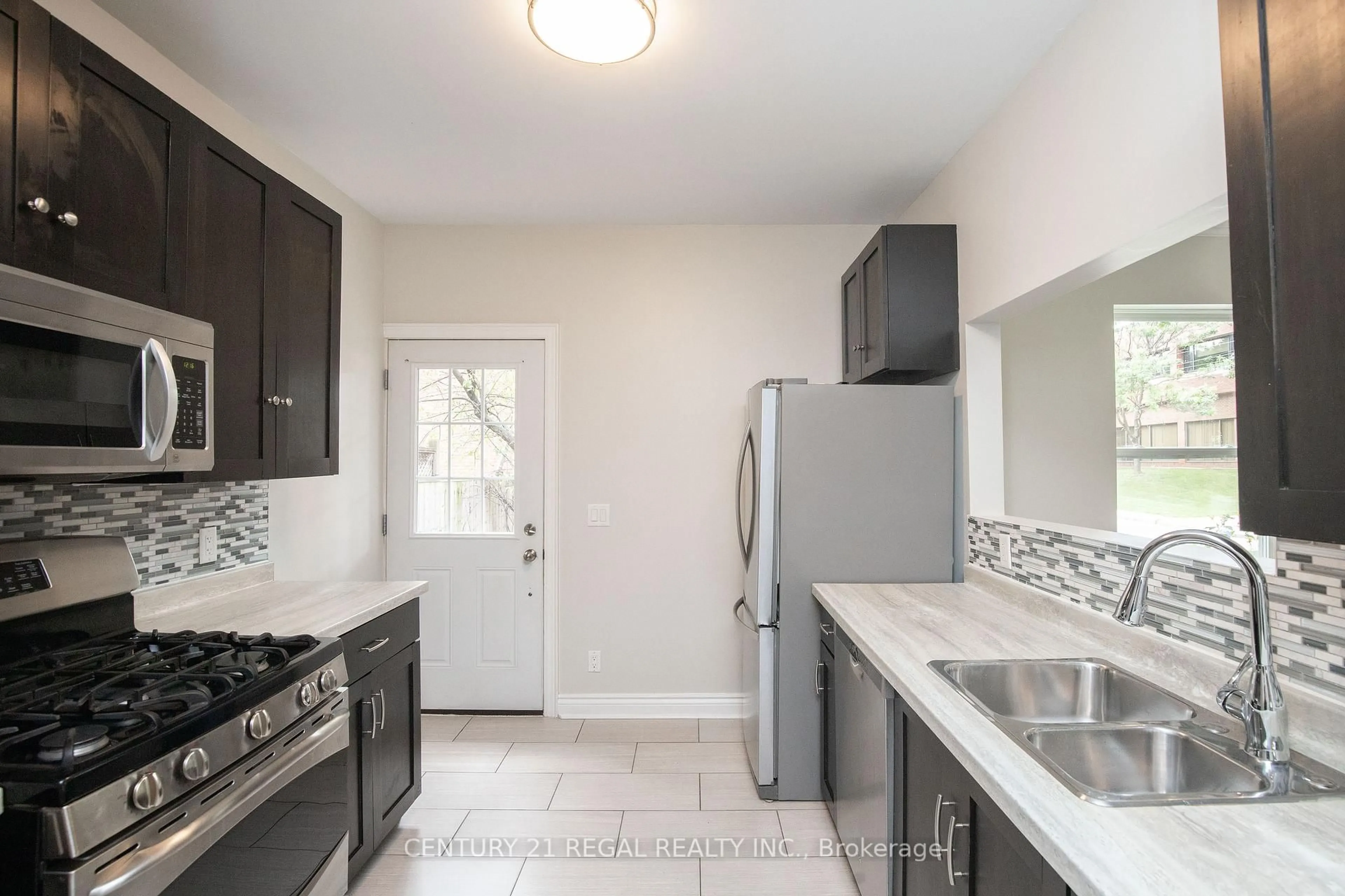 Standard kitchen, ceramic/tile floor for 112 Maplewood Ave, Hamilton Ontario L8M 1X2