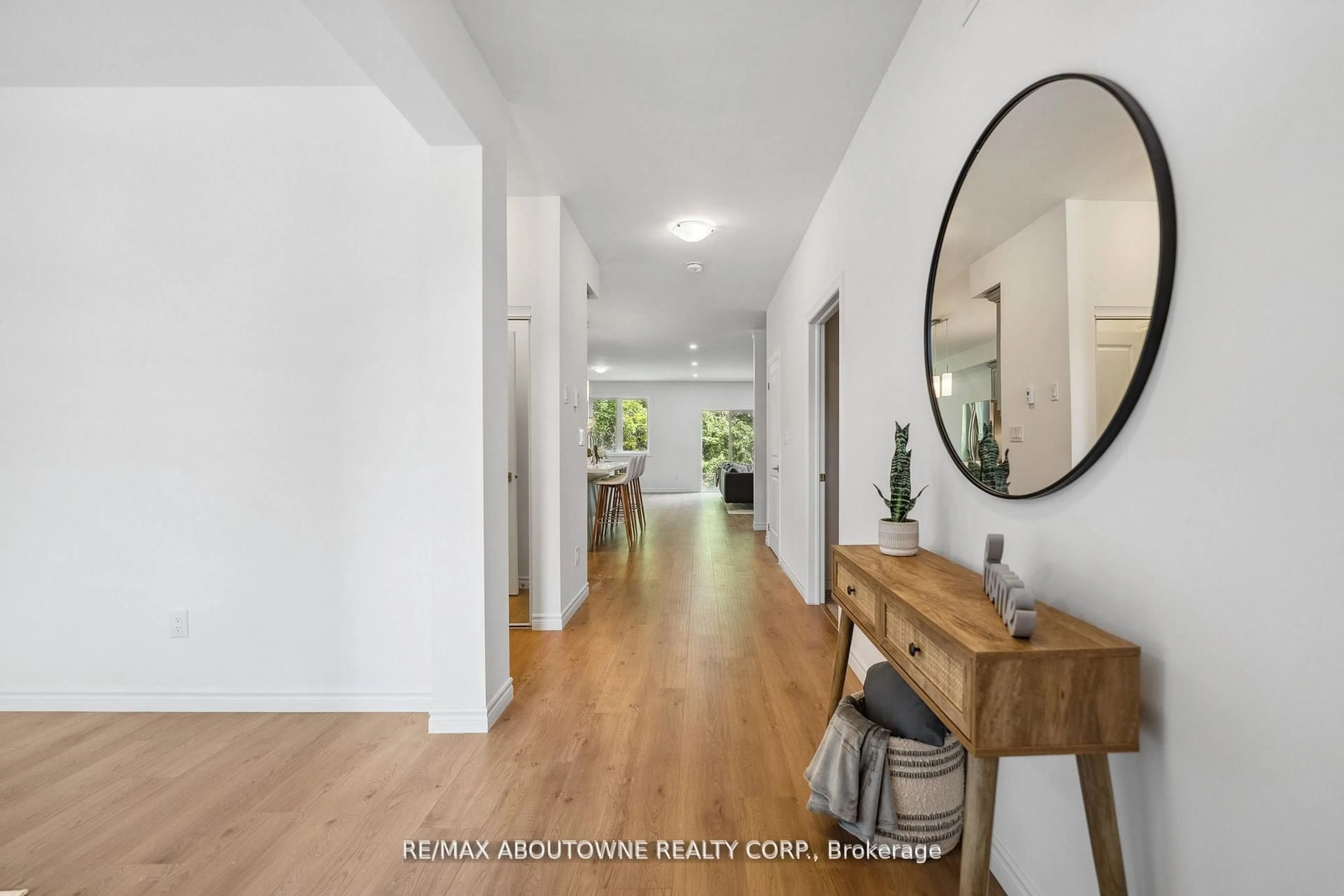 Indoor entryway for 5683 Churchs Lane, Niagara Falls Ontario L2J 1Y8
