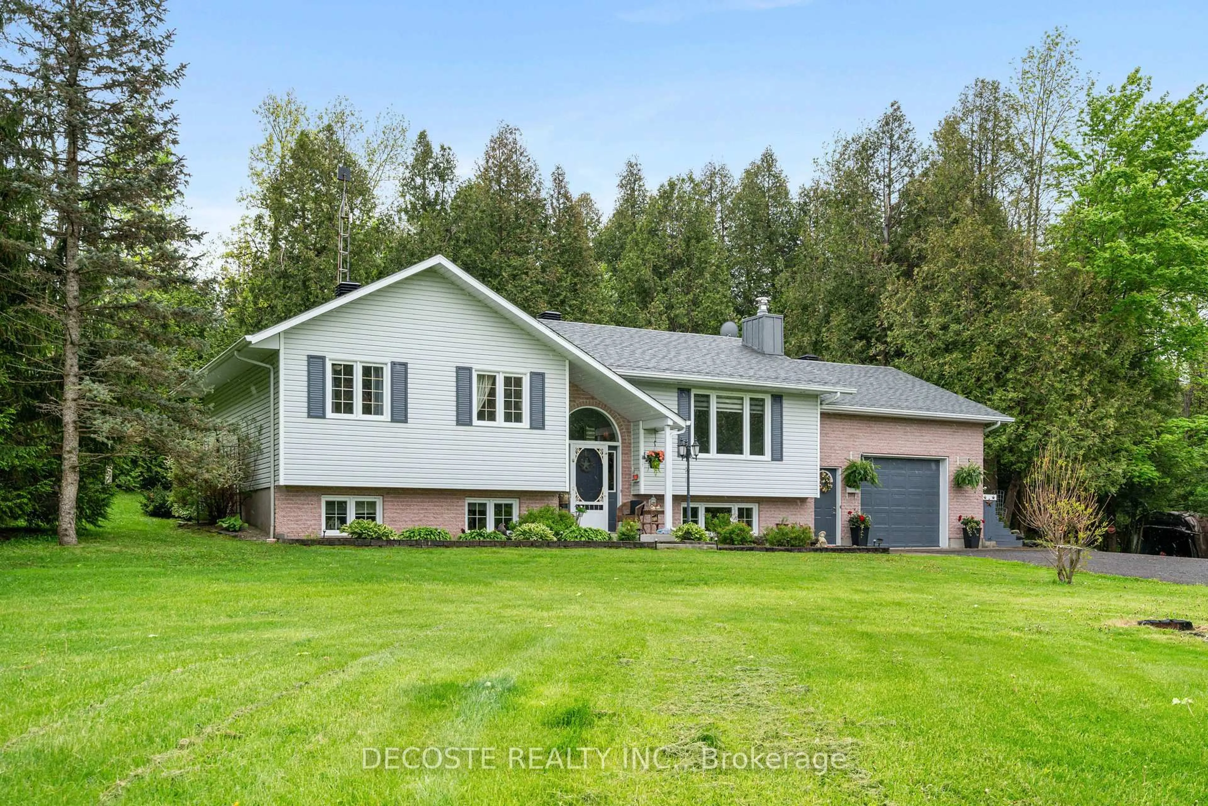 Home with vinyl exterior material, unknown for 19920 County 25 Rd, South Glengarry Ontario K0C 1L0