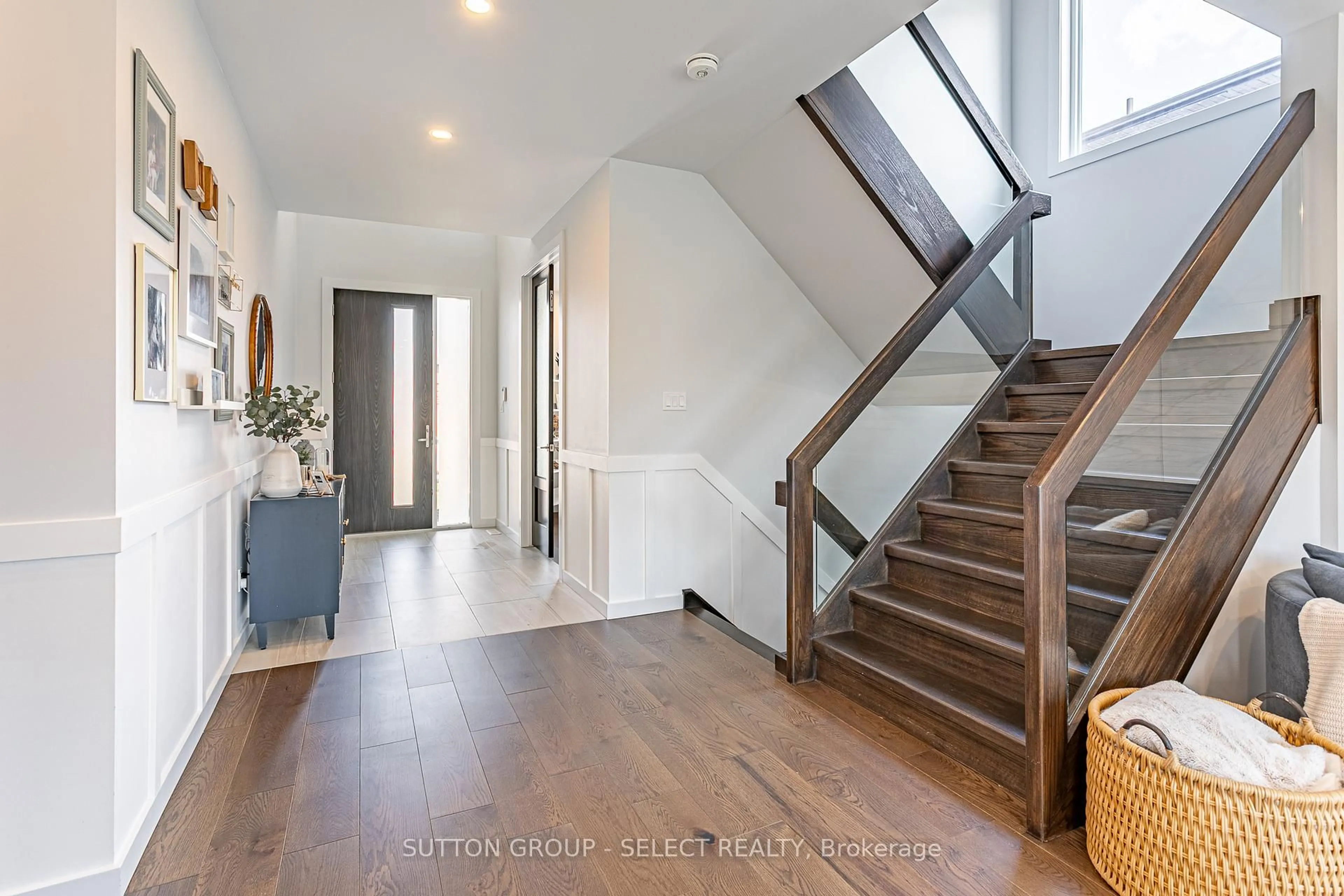 Indoor entryway for 2450 BRAYFORD Cres, London South Ontario N6K 0H7