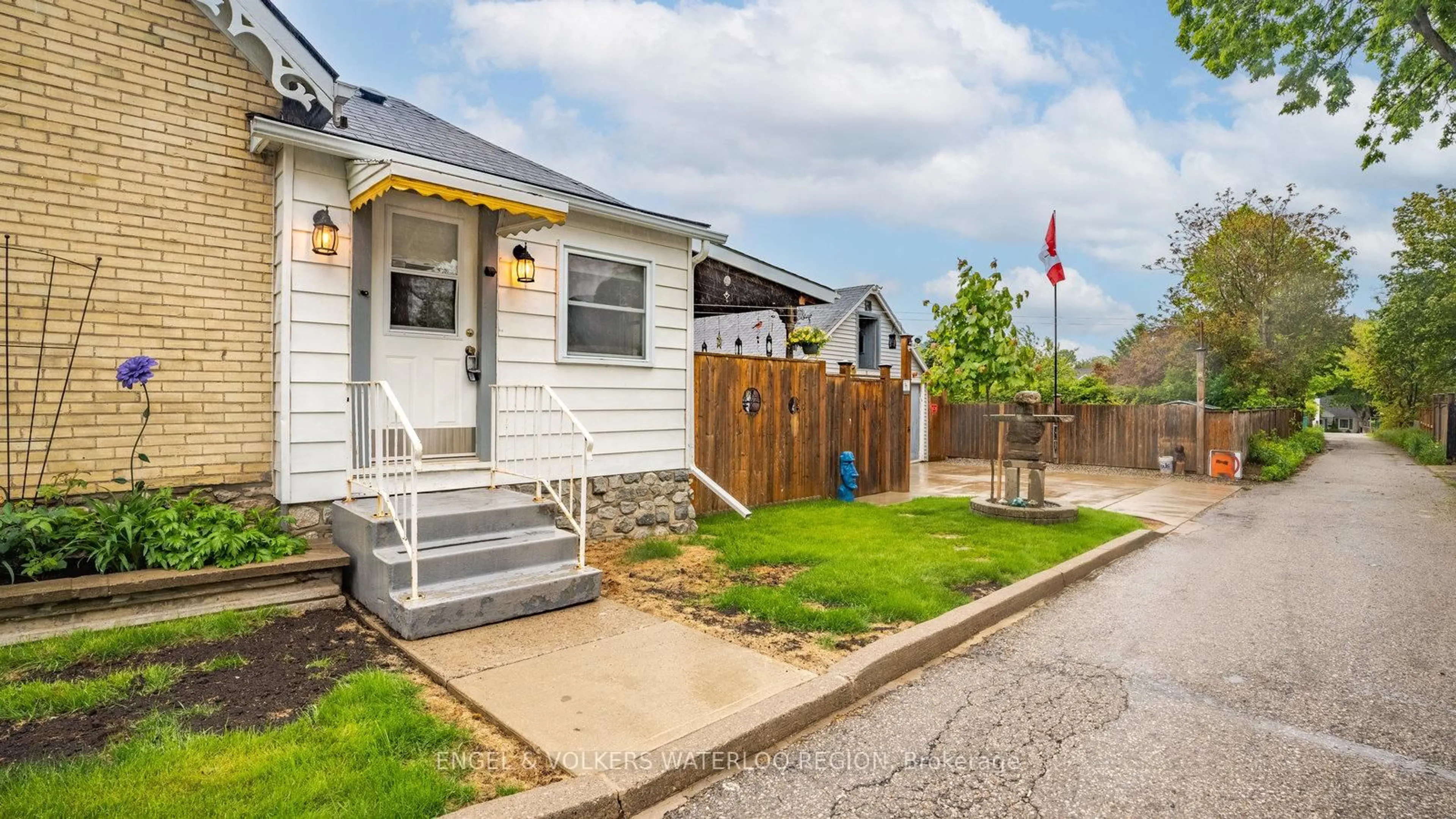 Home with vinyl exterior material, street for 536 Church St, Cambridge Ontario N3H 1X5