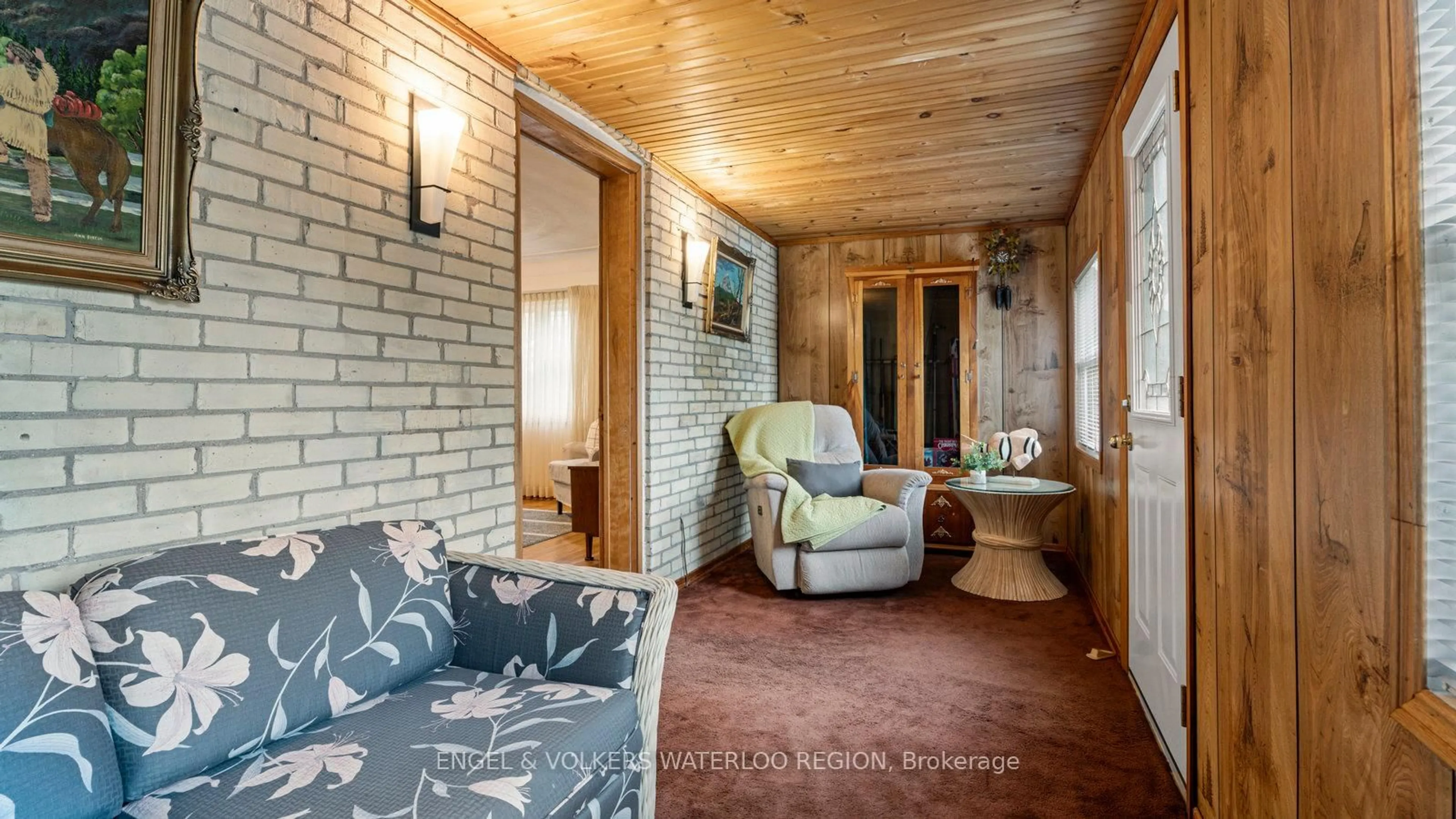 Indoor foyer for 536 Church St, Cambridge Ontario N3H 1X5