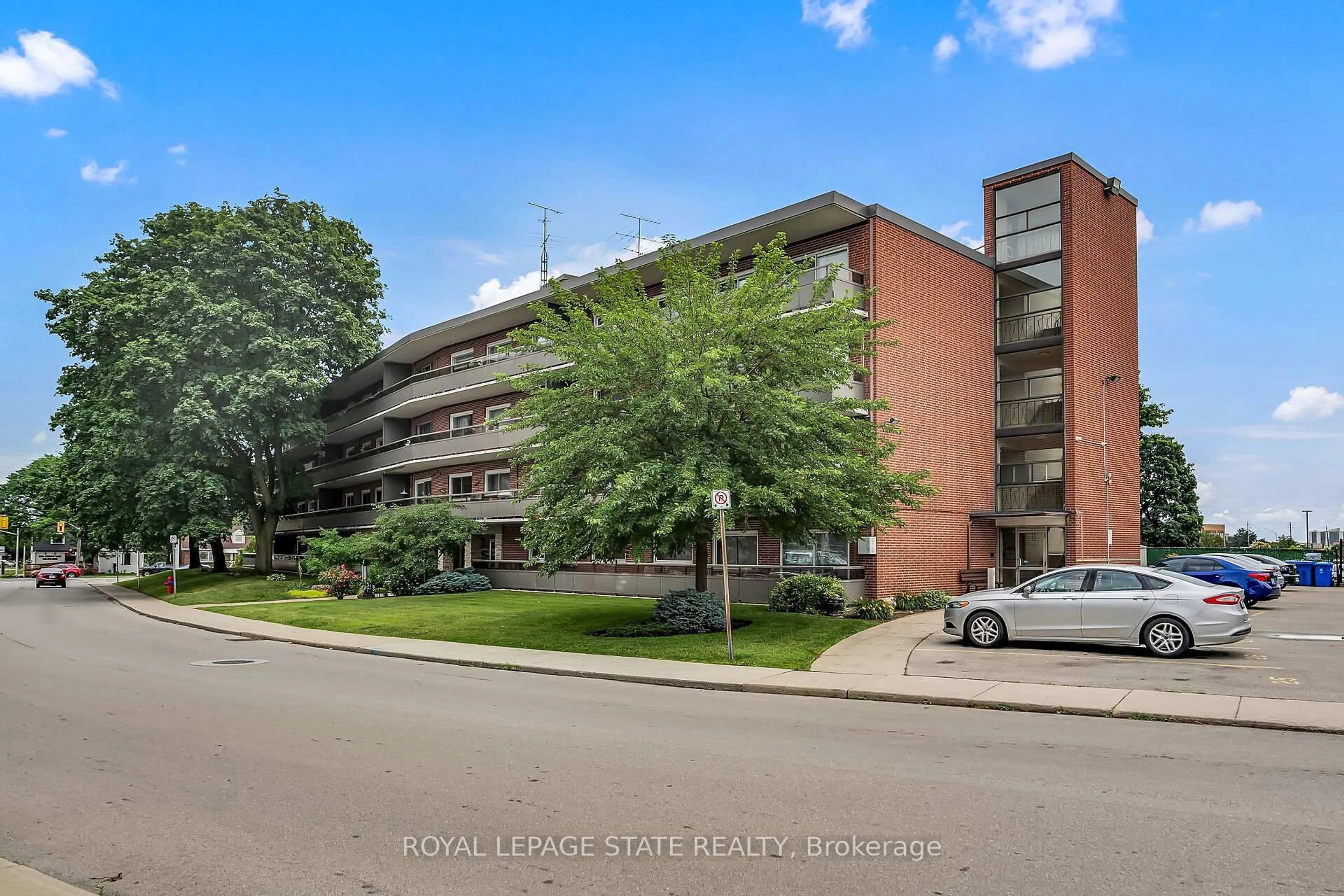 Unknown for 11 Woodman Dr #208, Hamilton Ontario L8K 4E3