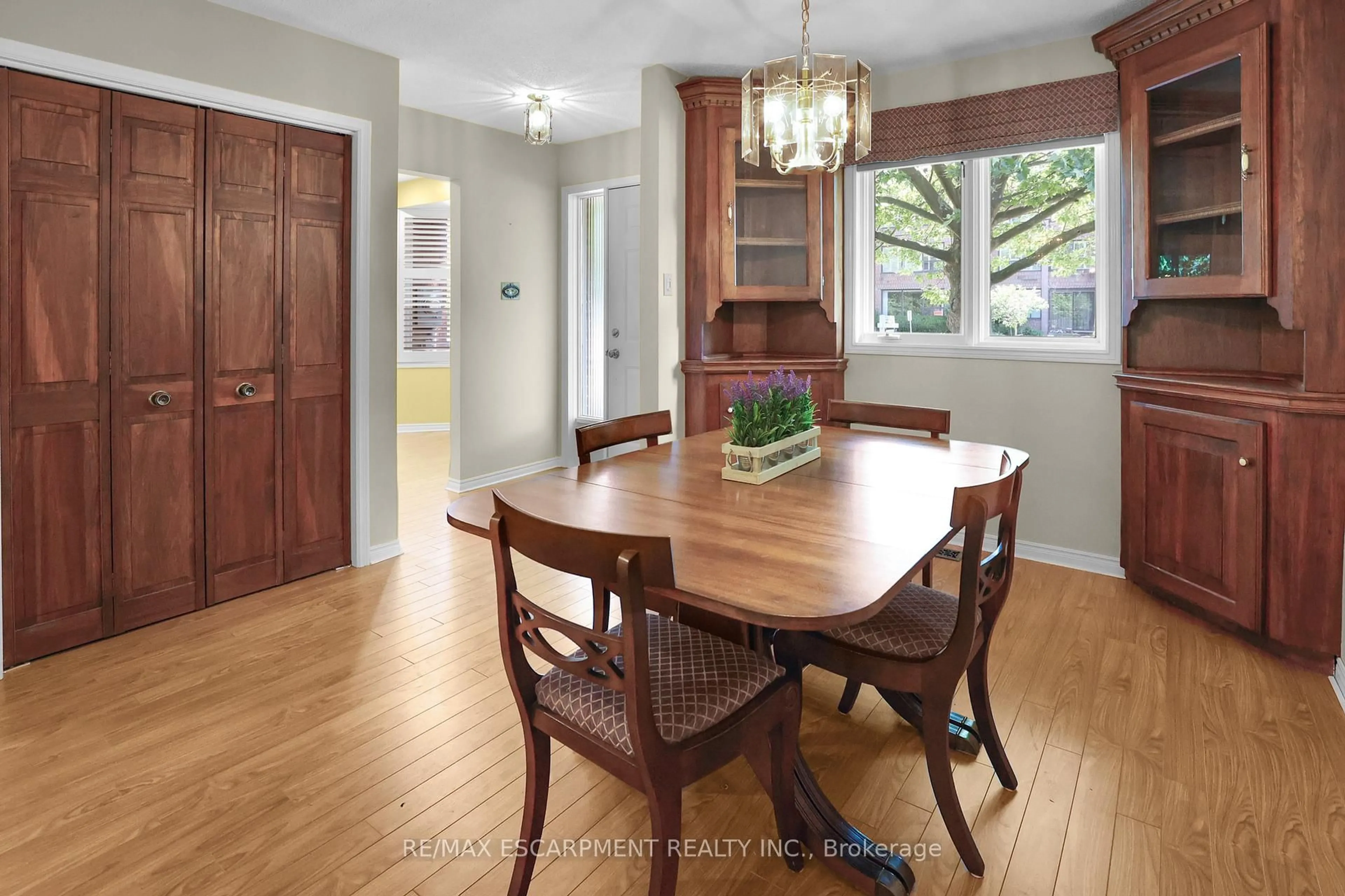 Dining room, wood/laminate floor for 23 Robinson St, Grimsby Ontario L3M 3C8