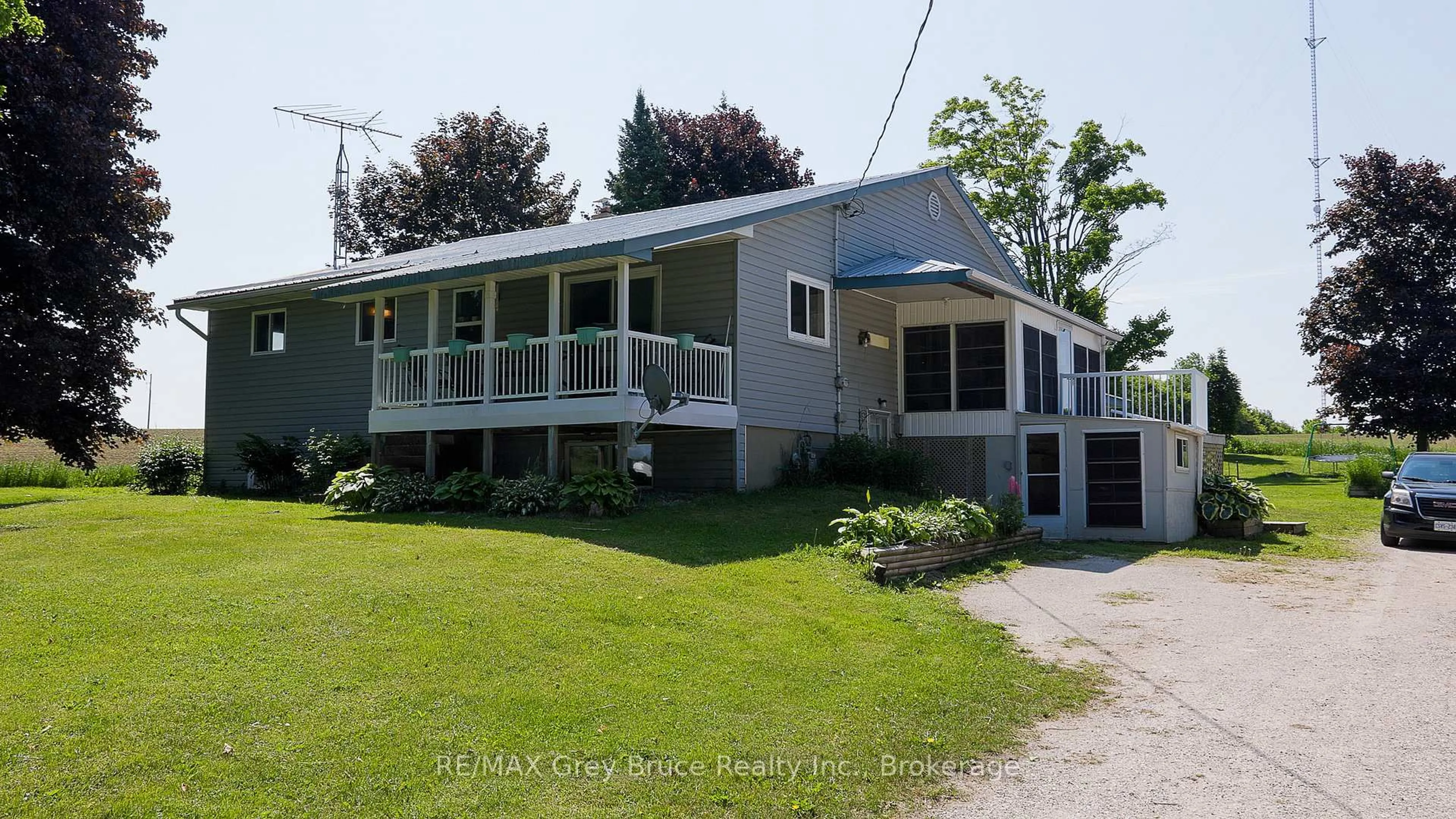Home with vinyl exterior material, unknown for 283 6 Concession, Arran-Elderslie Ontario N0H 2N0