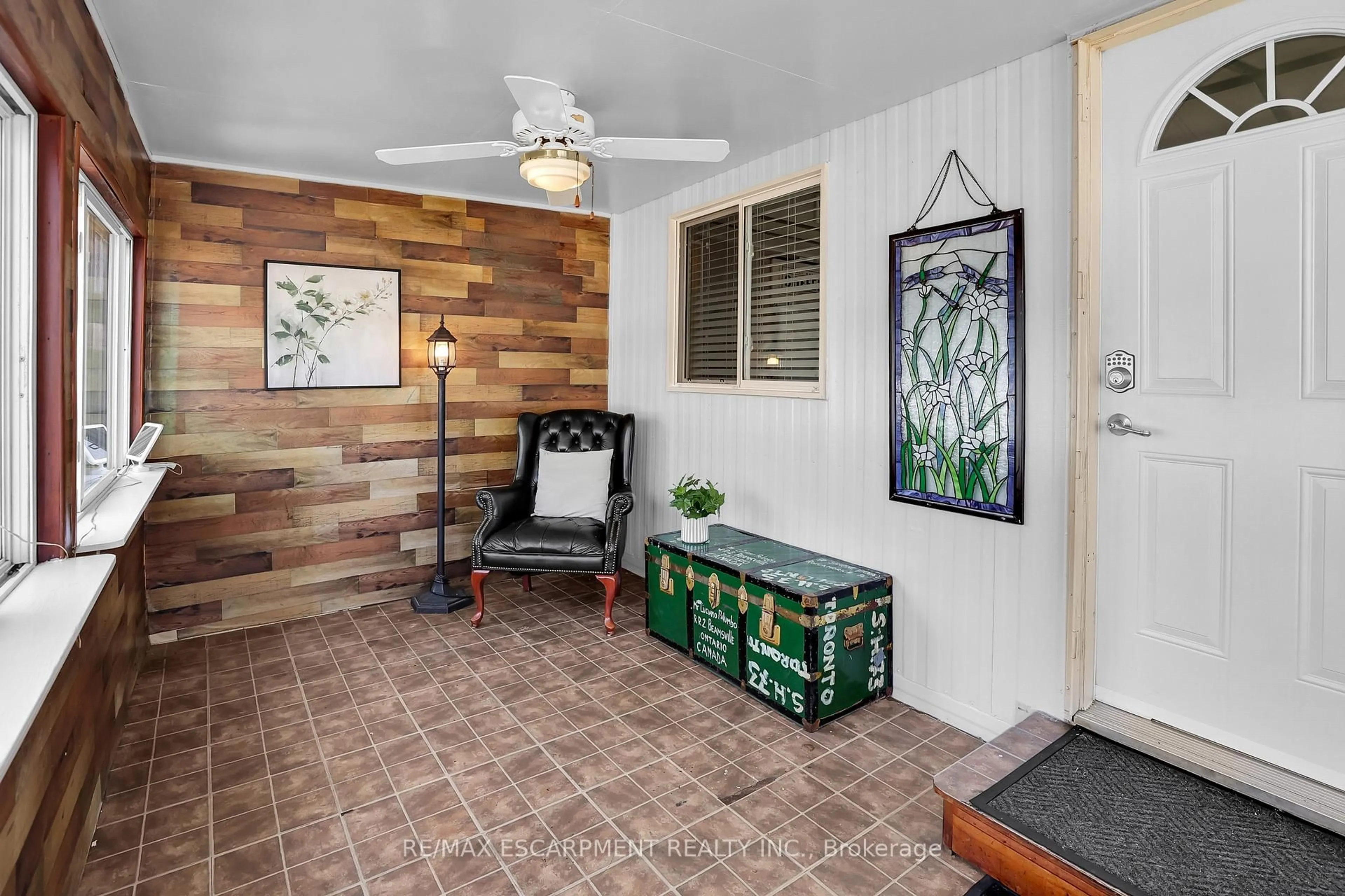 Indoor entryway for 4578 Joanna Lane, Lincoln Ontario L3J 0W1