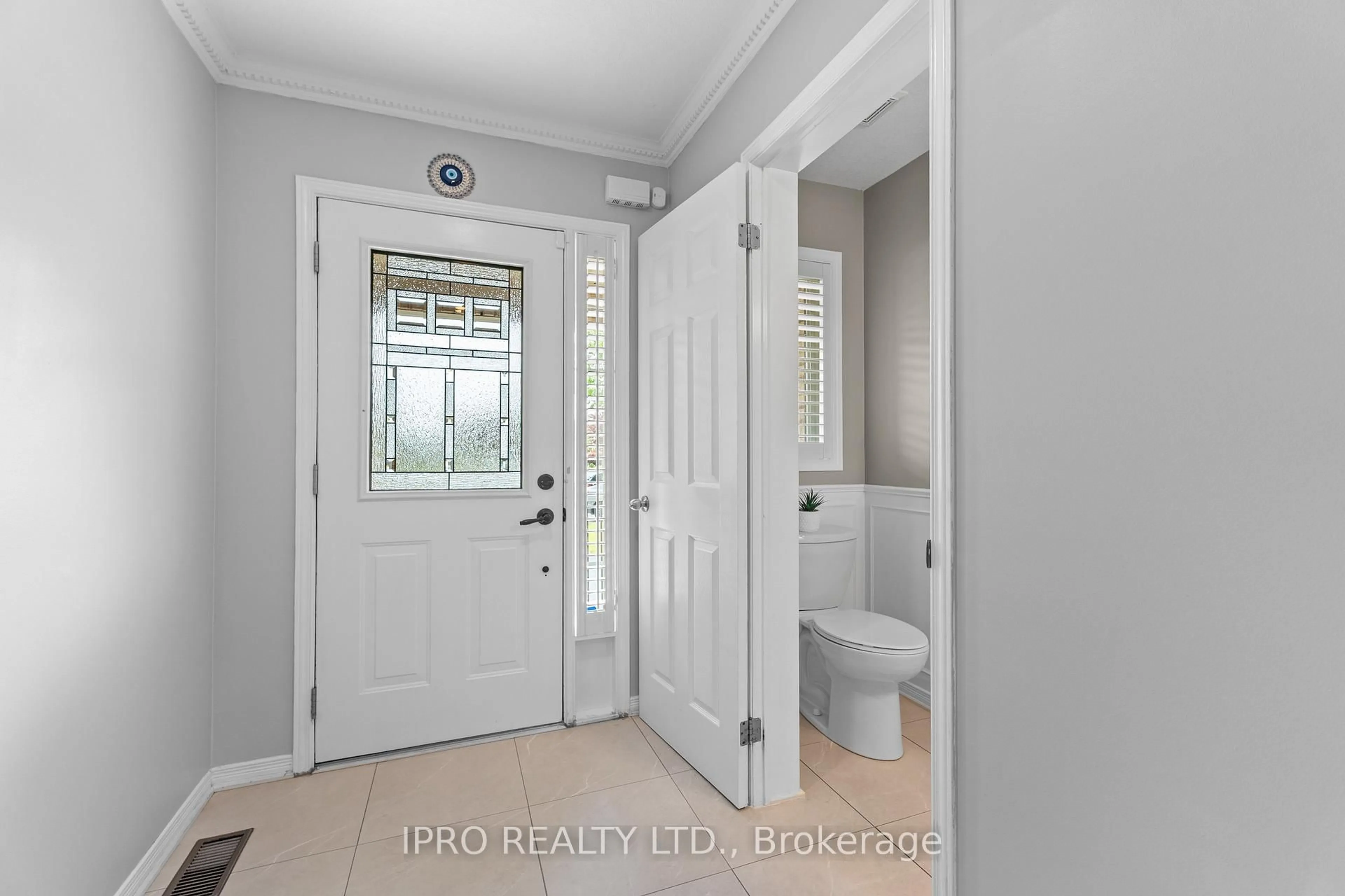 Indoor entryway for 42 Meadow Wood Cres, Hamilton Ontario L8J 3Z8