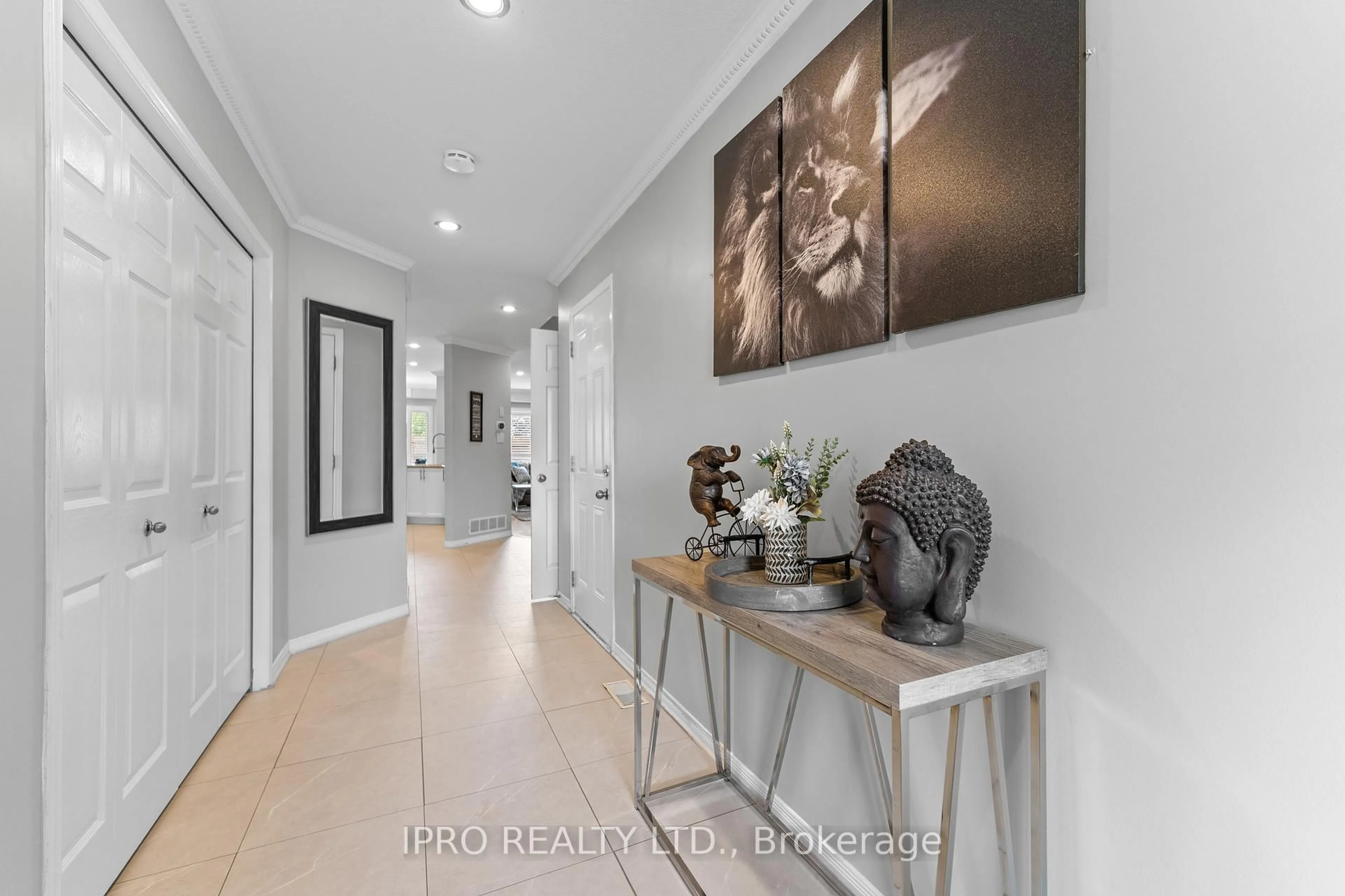 Indoor entryway for 42 Meadow Wood Cres, Hamilton Ontario L8J 3Z8