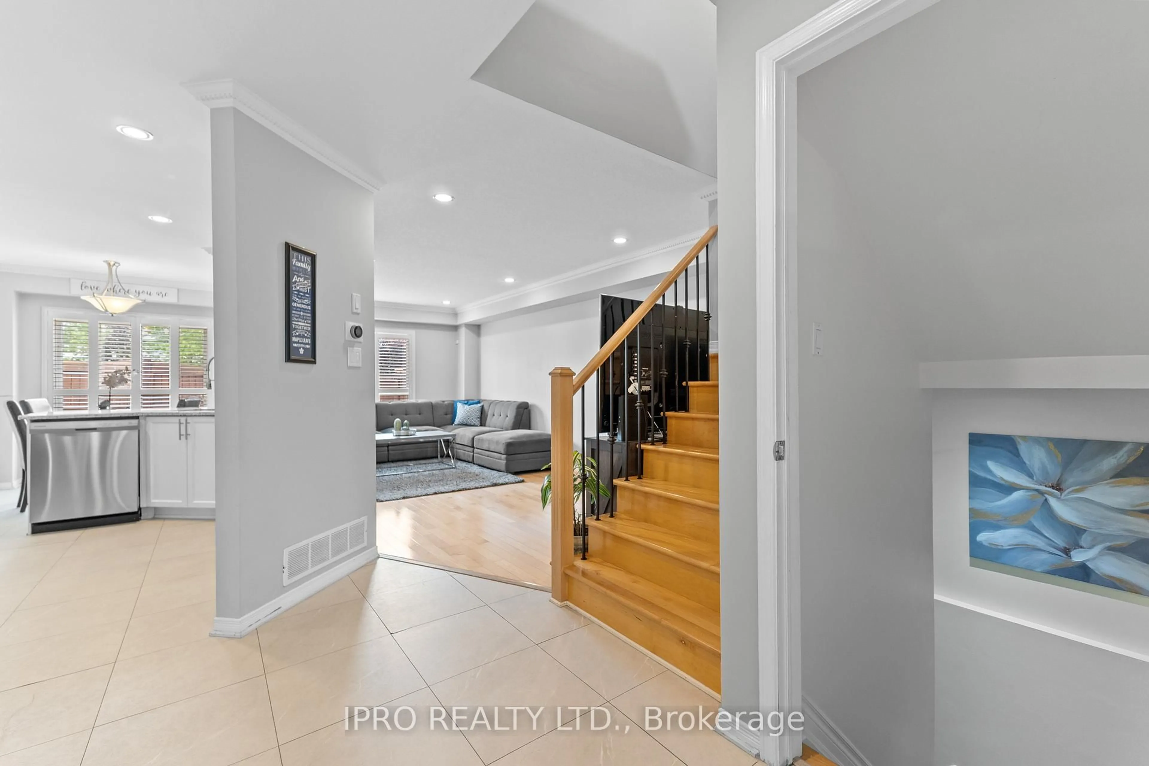 Indoor entryway for 42 Meadow Wood Cres, Hamilton Ontario L8J 3Z8