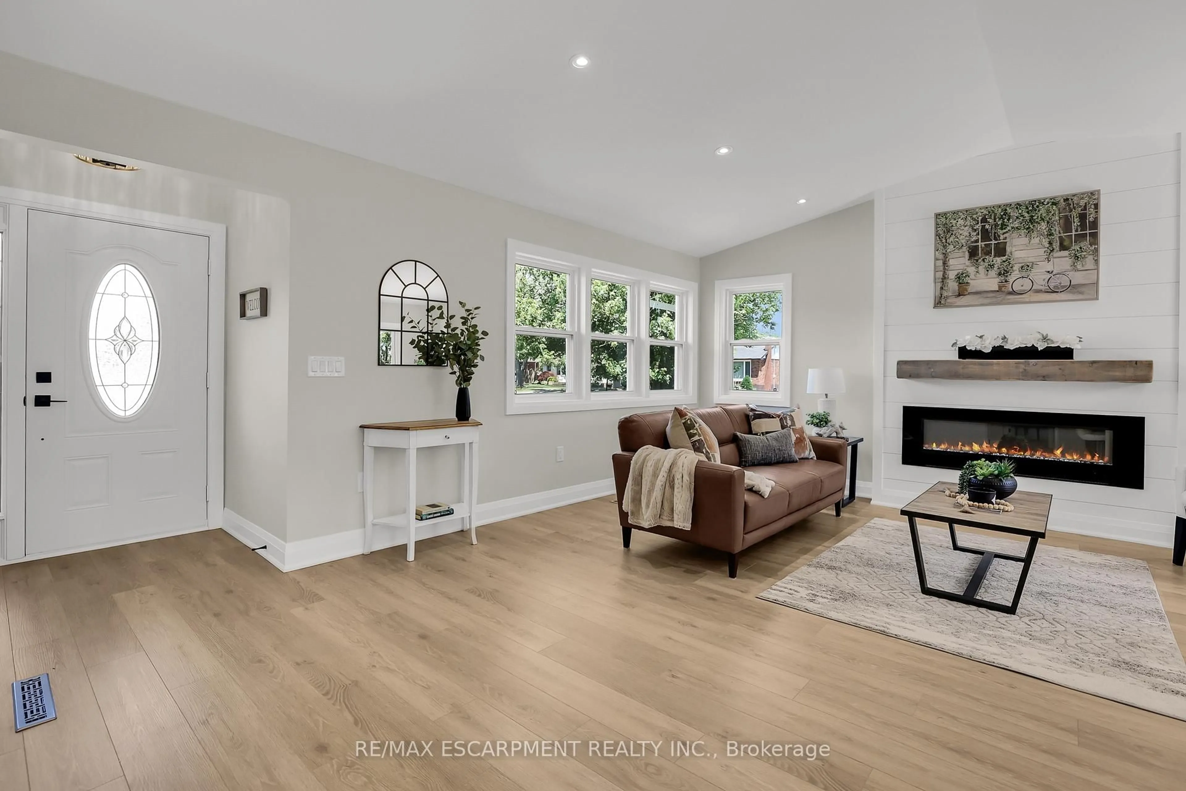 Living room with furniture, wood/laminate floor for 52 Valencourt Dr, Welland Ontario L3C 1M8