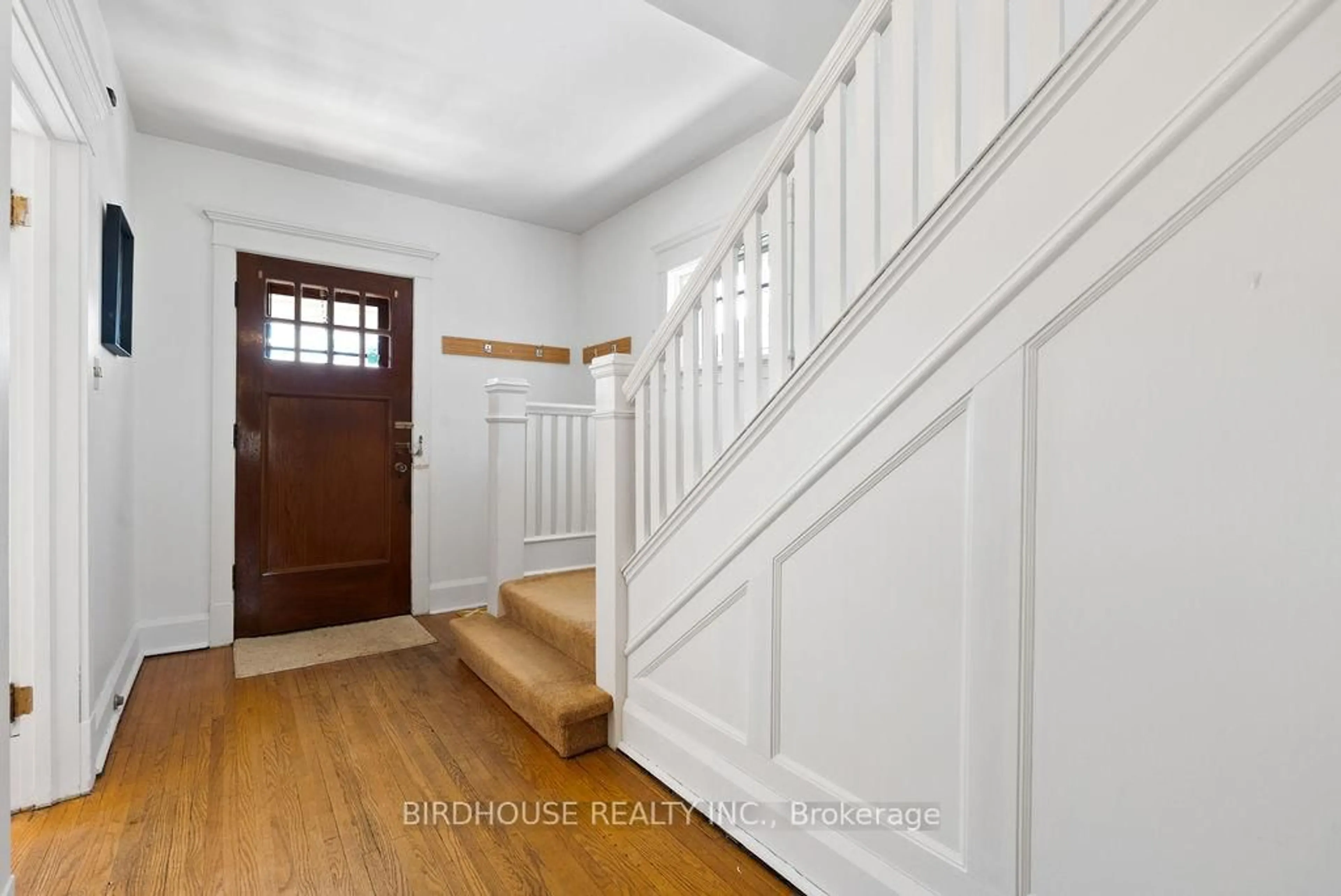Indoor entryway for 490 George St, Peterborough Central Ontario K9J 3E5