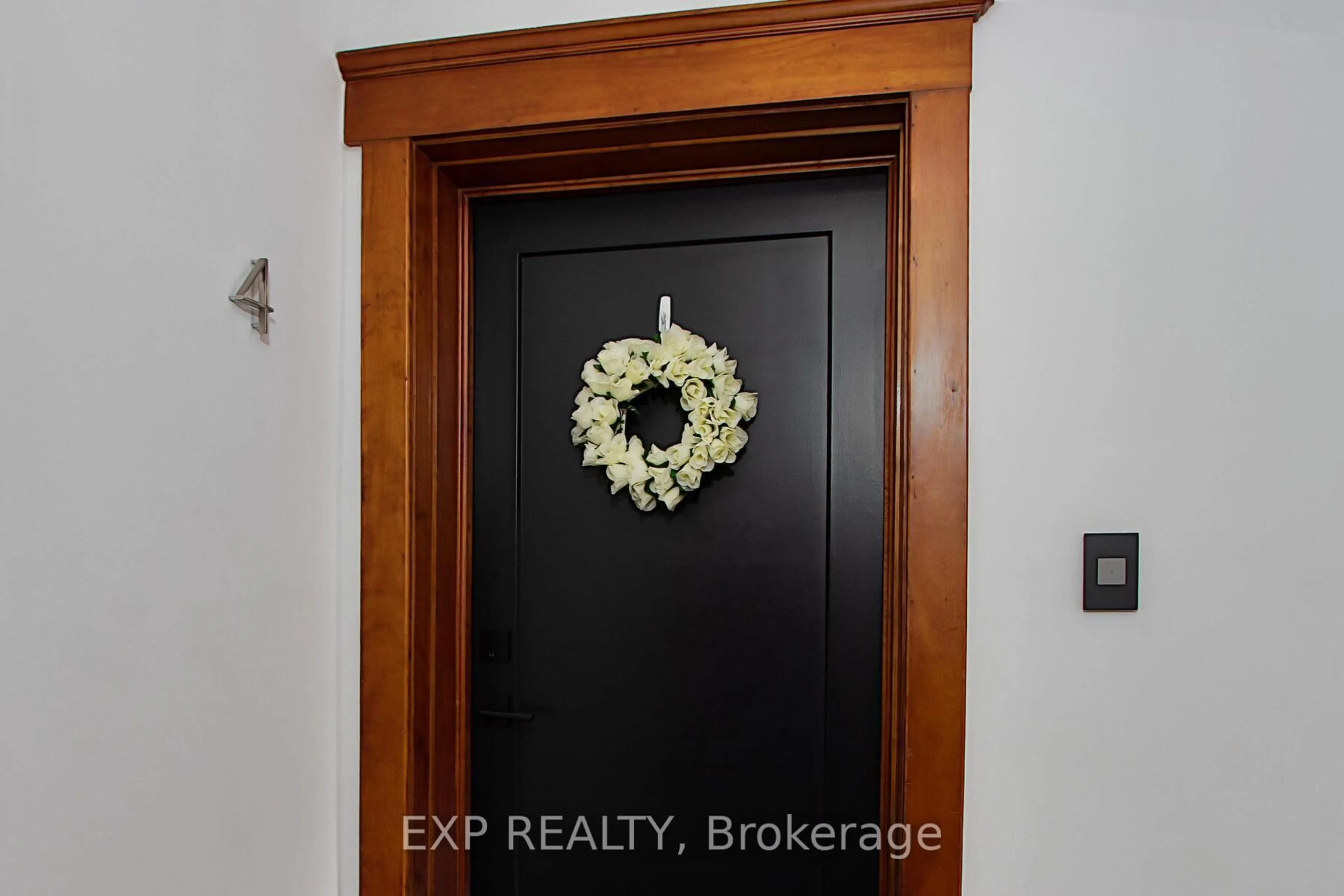 Indoor entryway for 130 Windsor Cres #4, London South Ontario N6C 1V8