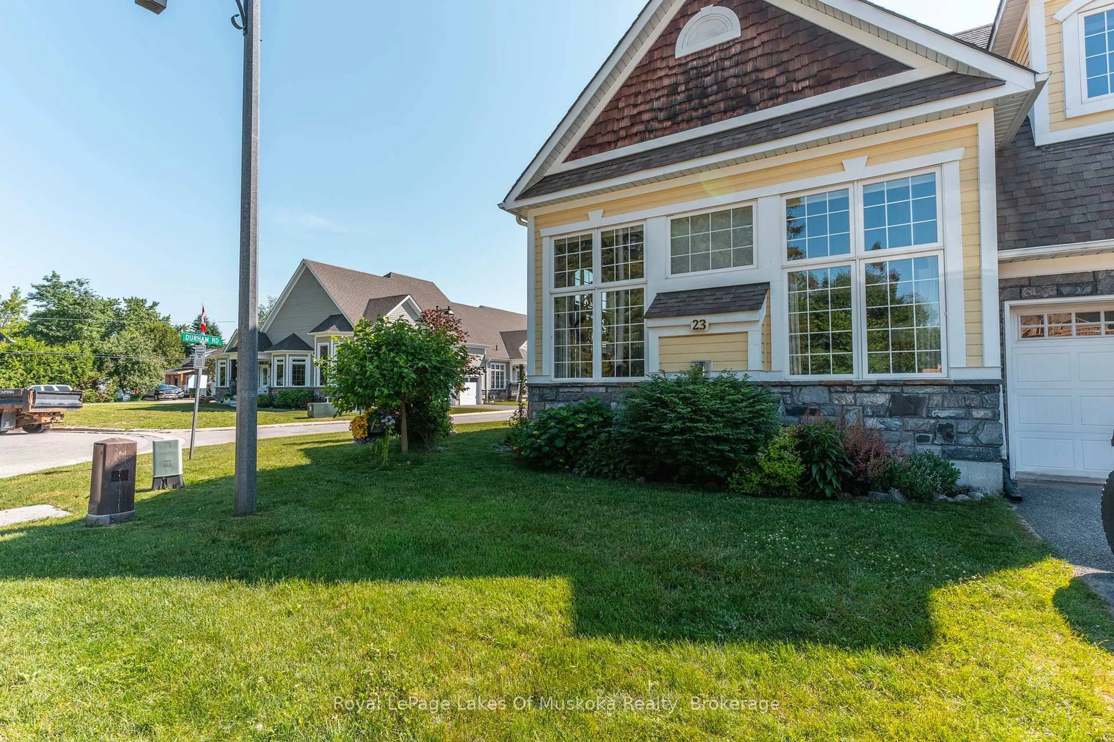 Home with vinyl exterior material, street for 23 Spencer St, Bracebridge Ontario P1L 0B7