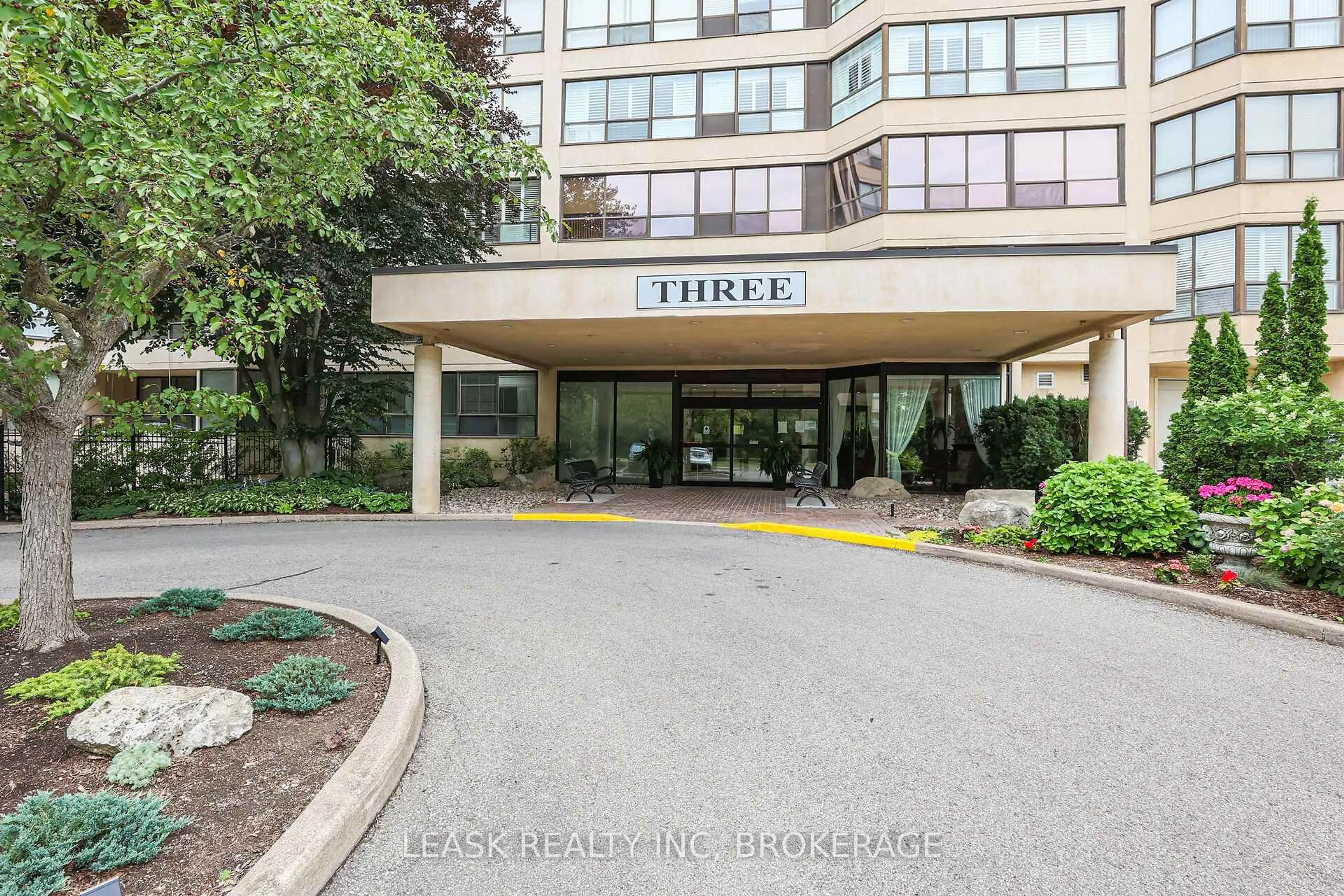 Indoor foyer for 3 Towering Hts Blvd #303, St. Catharines Ontario L2T 4A4