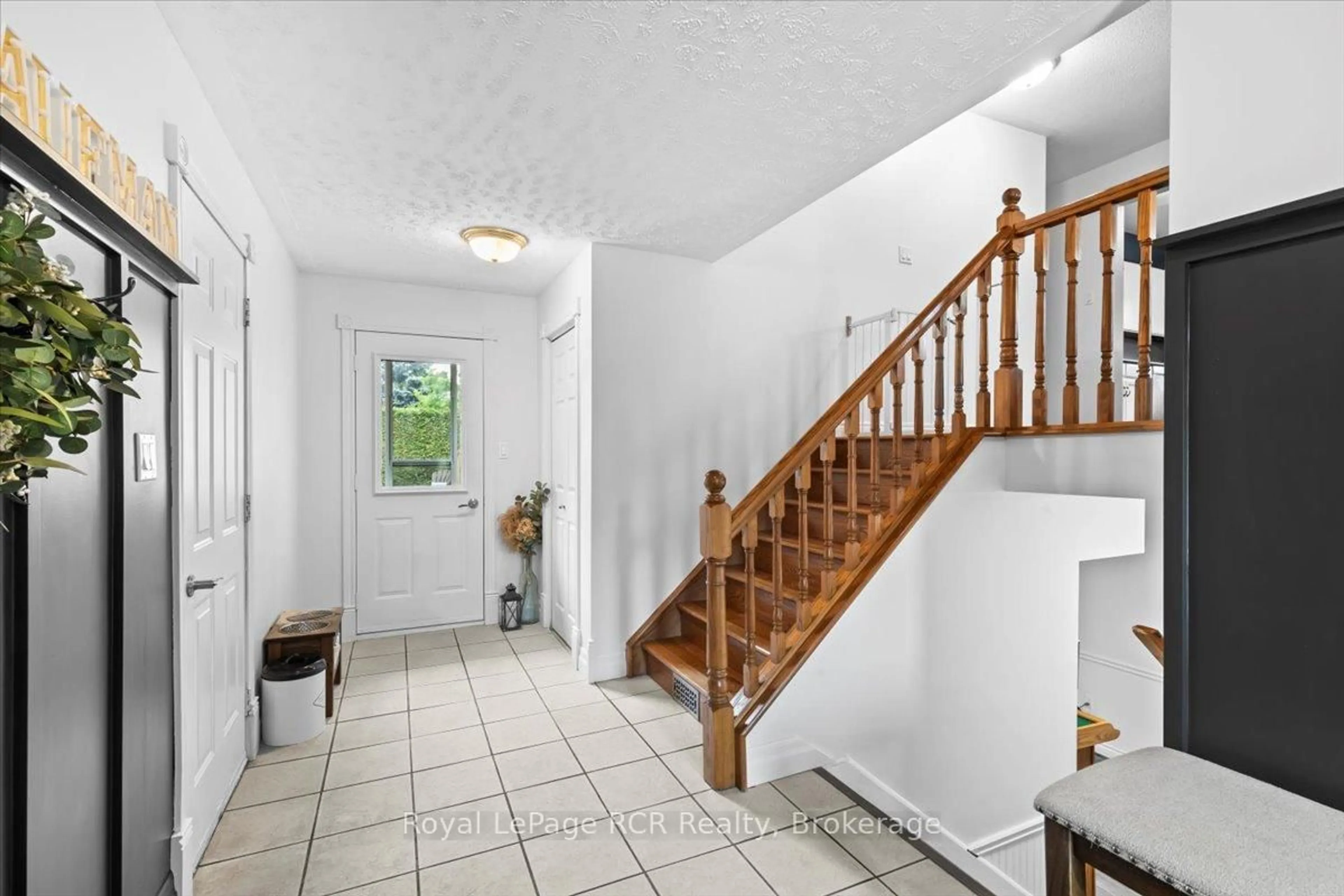 Indoor entryway for 165 14th Ave, Hanover Ontario N4N 3P7