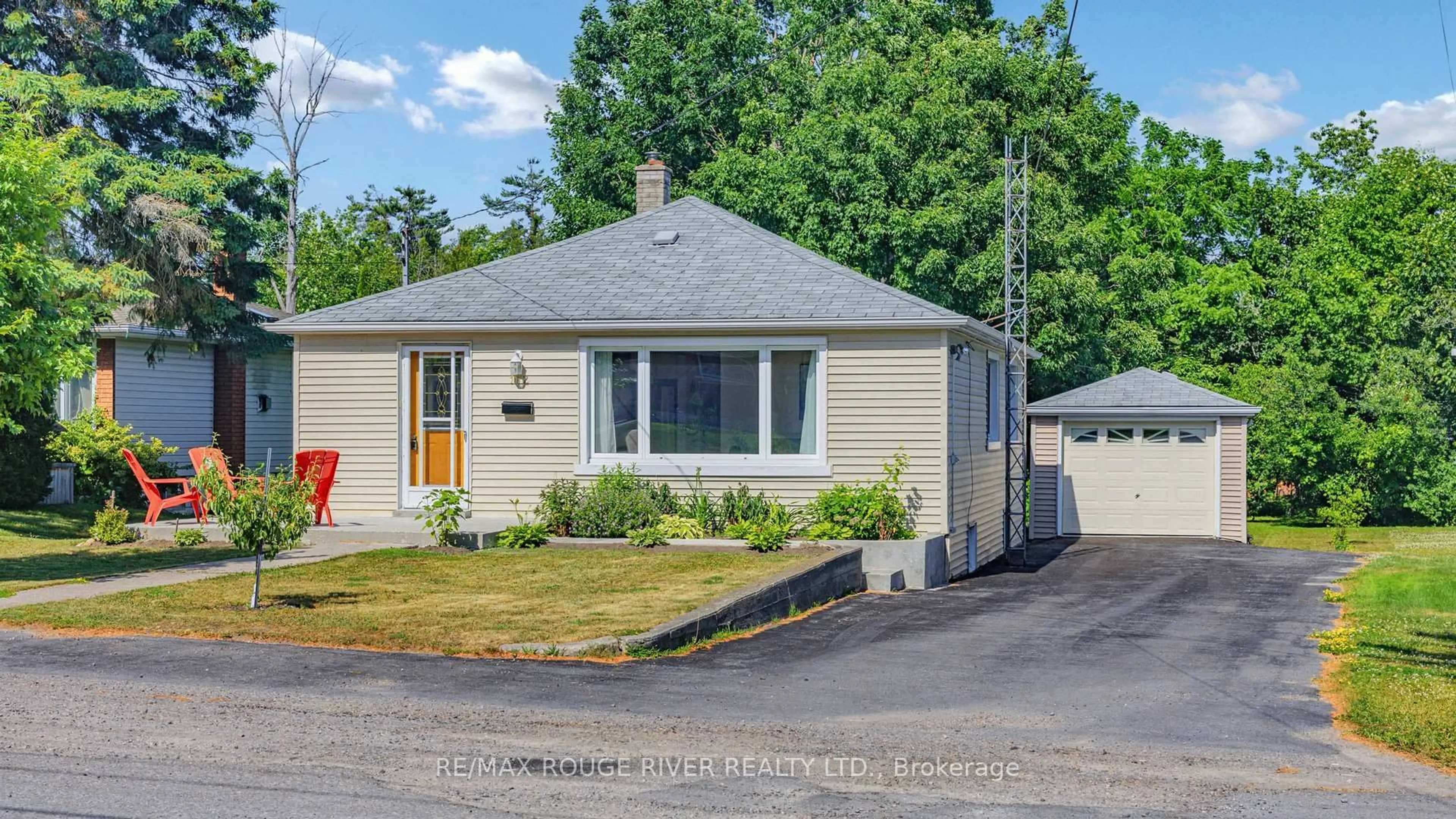Home with vinyl exterior material, street for 162 Queen St, Kawartha Lakes Ontario K0M 1N0