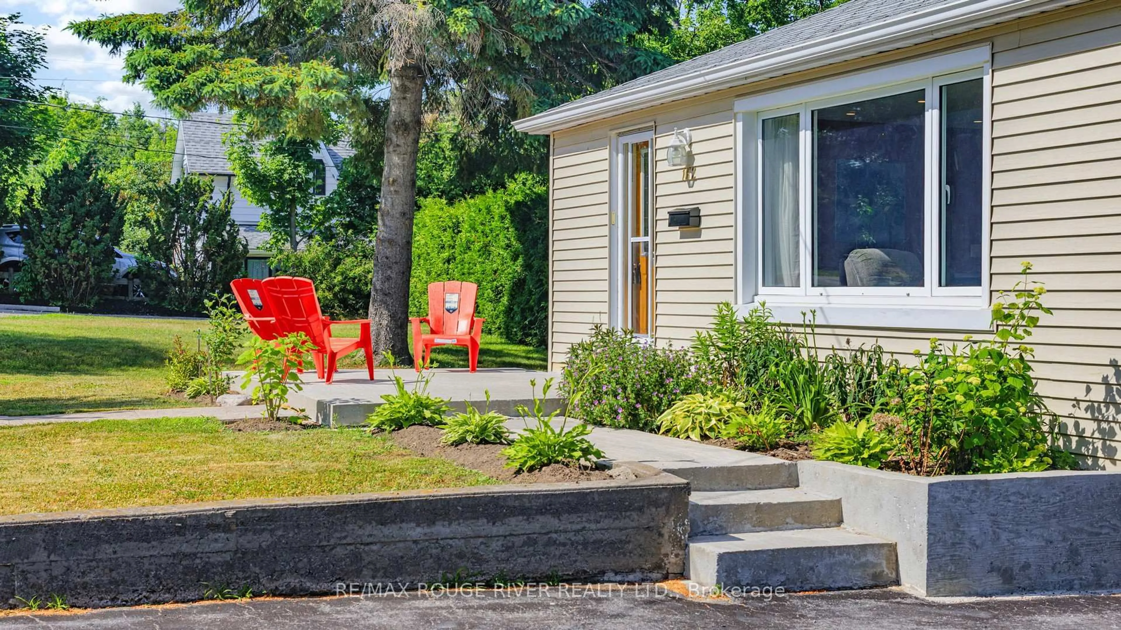 Home with vinyl exterior material, street for 162 Queen St, Kawartha Lakes Ontario K0M 1N0