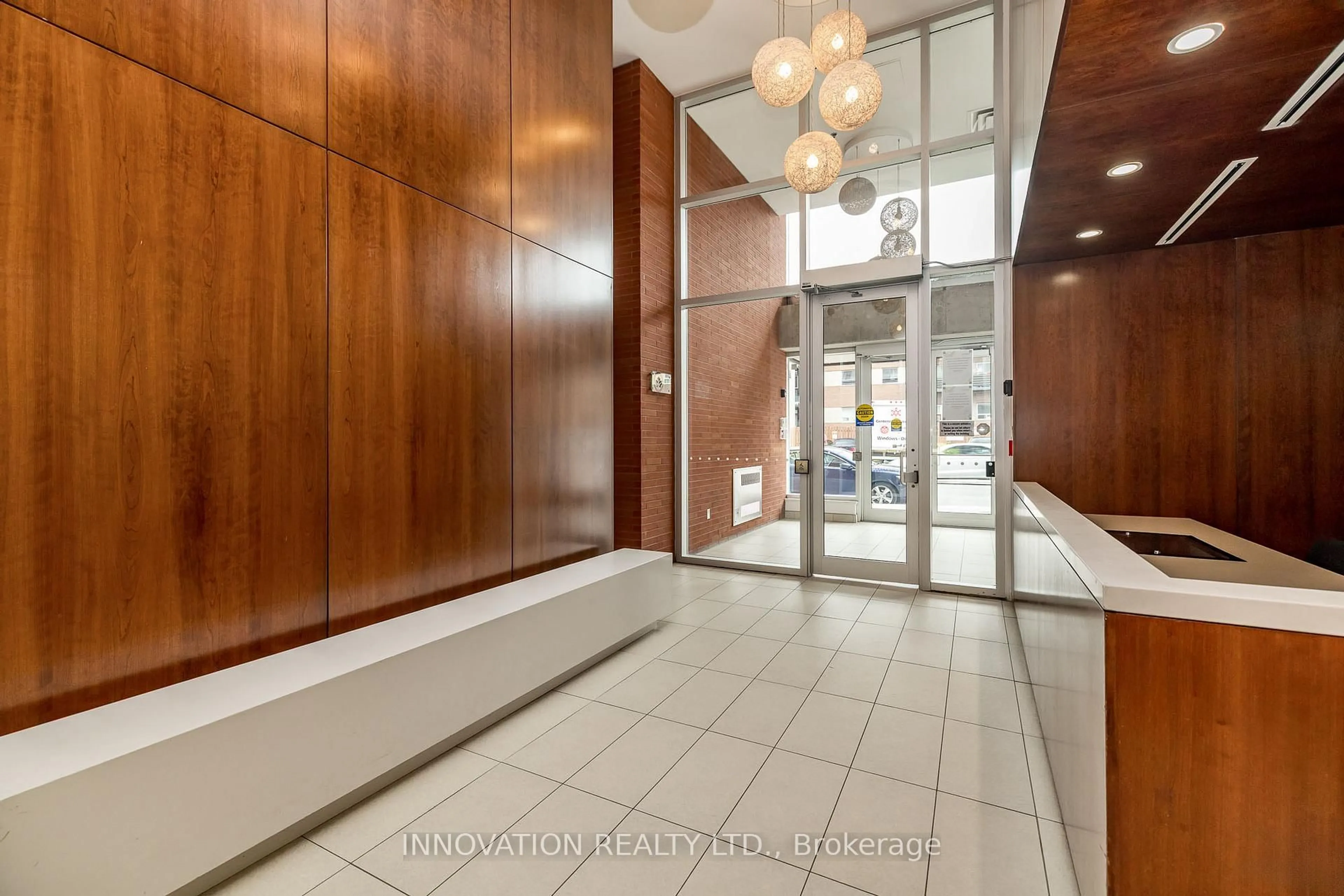 Indoor foyer for 354 Gladstone Ave #716, Ottawa Ontario K2P 0R4