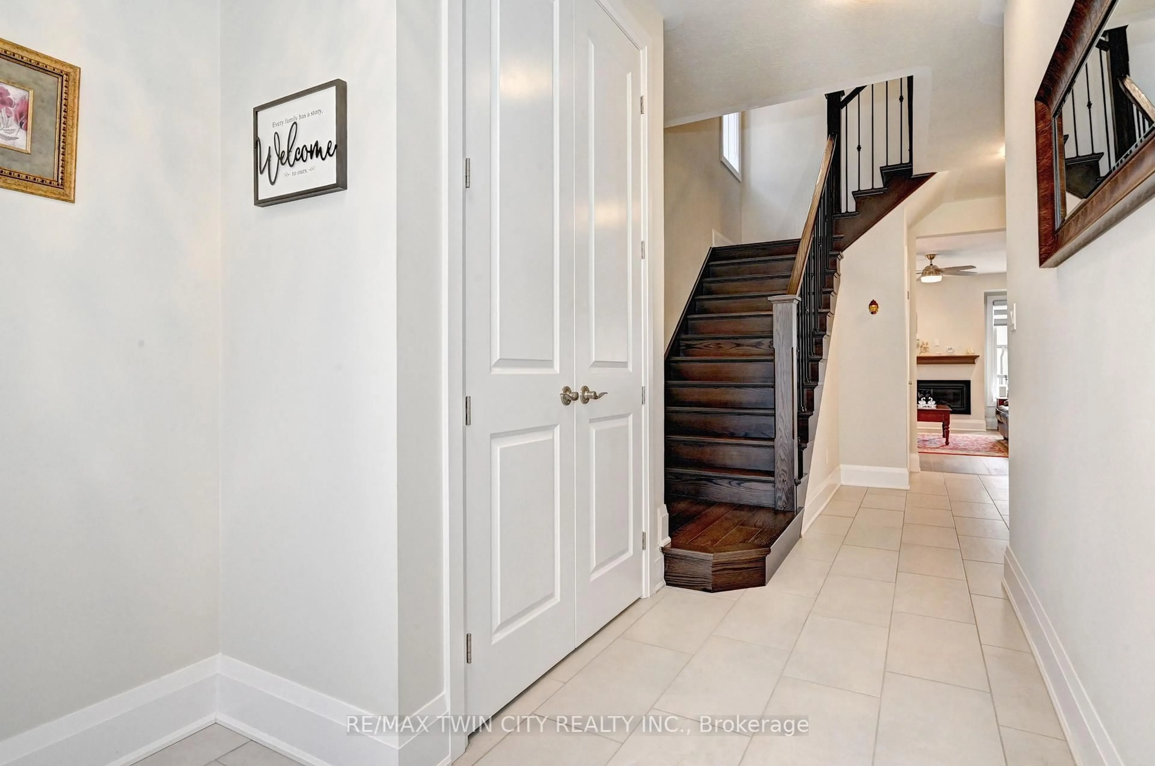 Indoor foyer for 292 Chokecherry Cres, Waterloo Ontario N2V 0H1