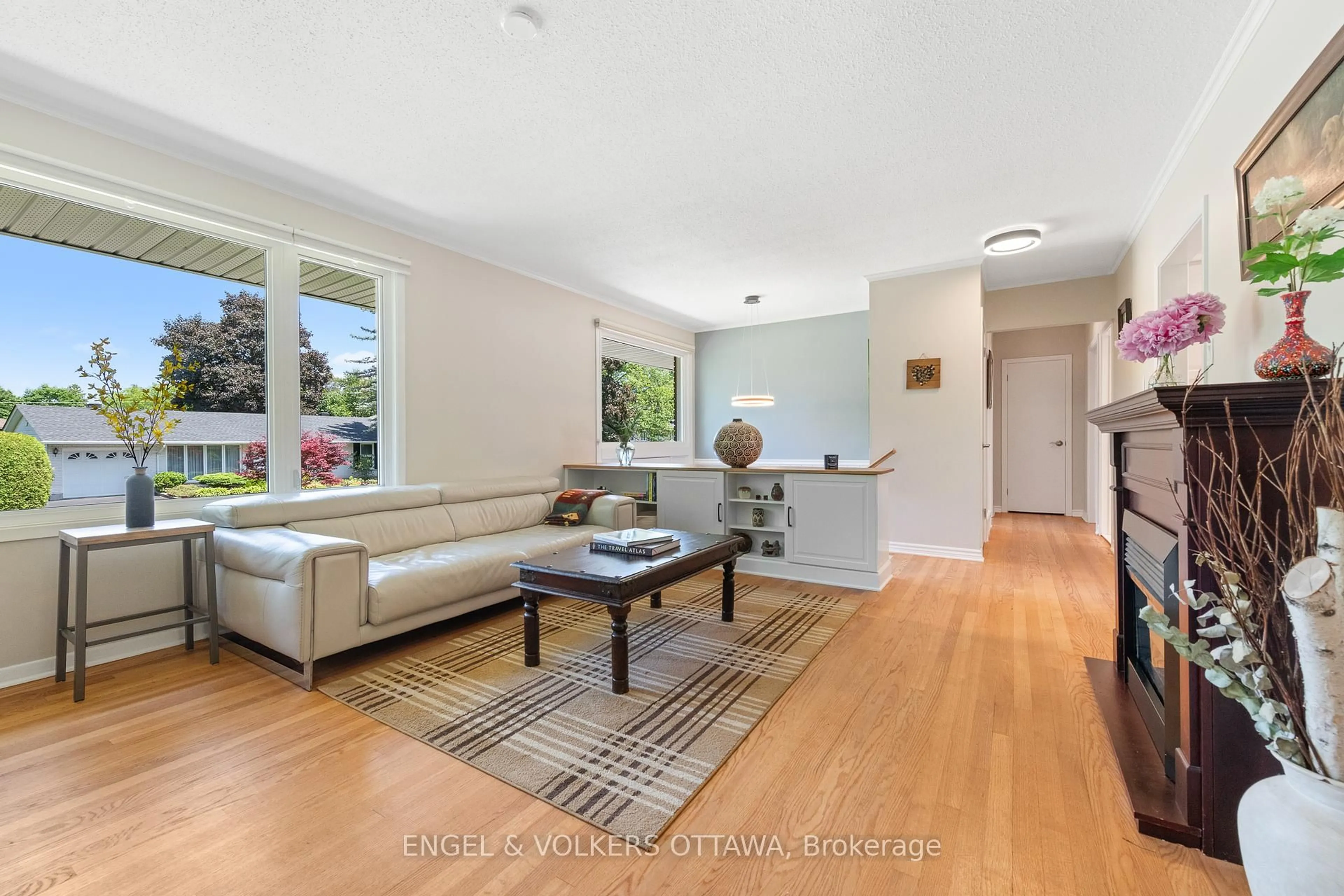 Living room with furniture, unknown for 23 Dayton Cres, Ottawa Ontario K2H 7N8