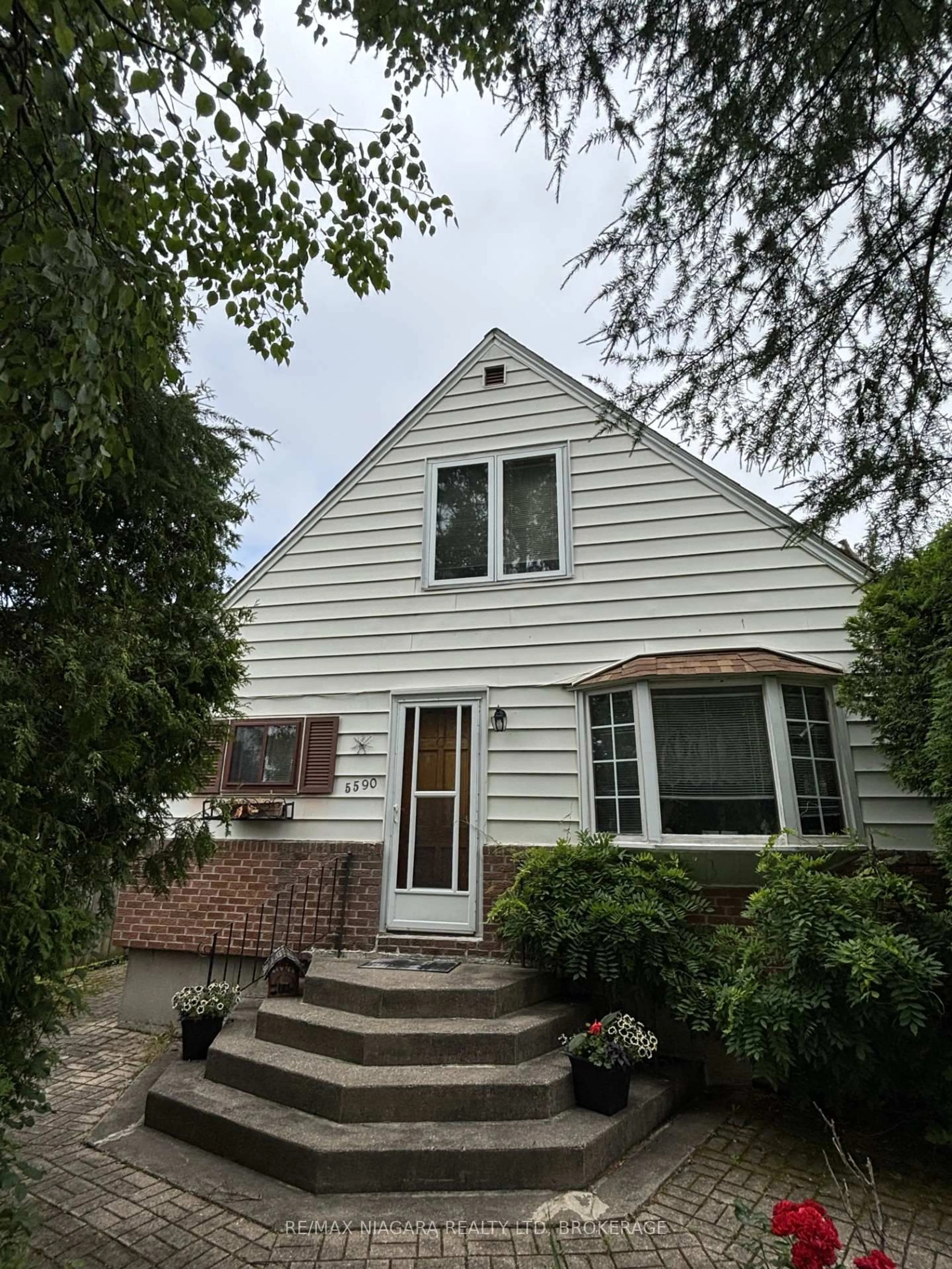 Home with vinyl exterior material, street for 5590 Glamis Cres, Niagara Falls Ontario L2G 1G3