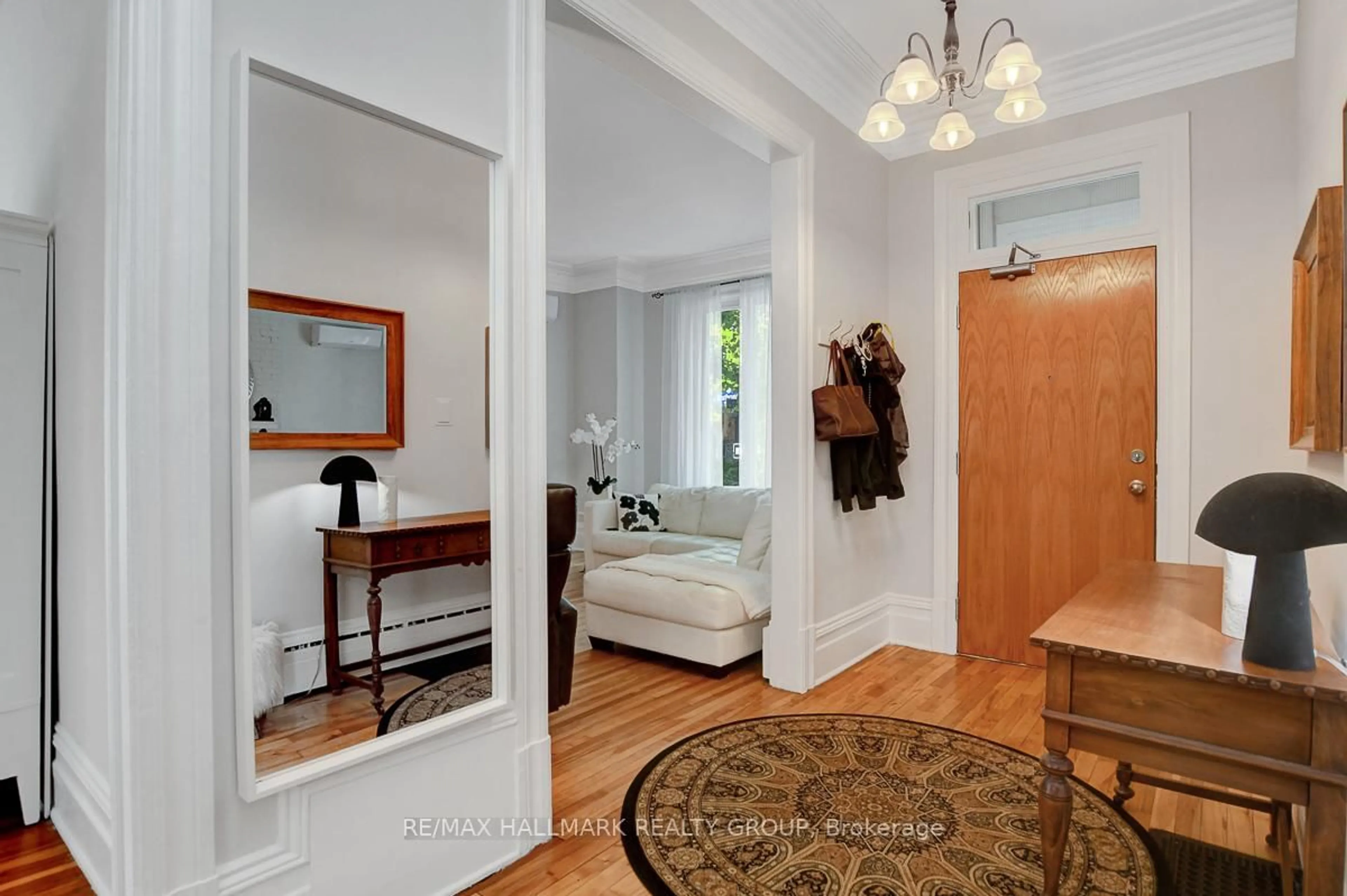 Indoor entryway for 120 Strathcona Ave, Ottawa Ontario K1S 1X6
