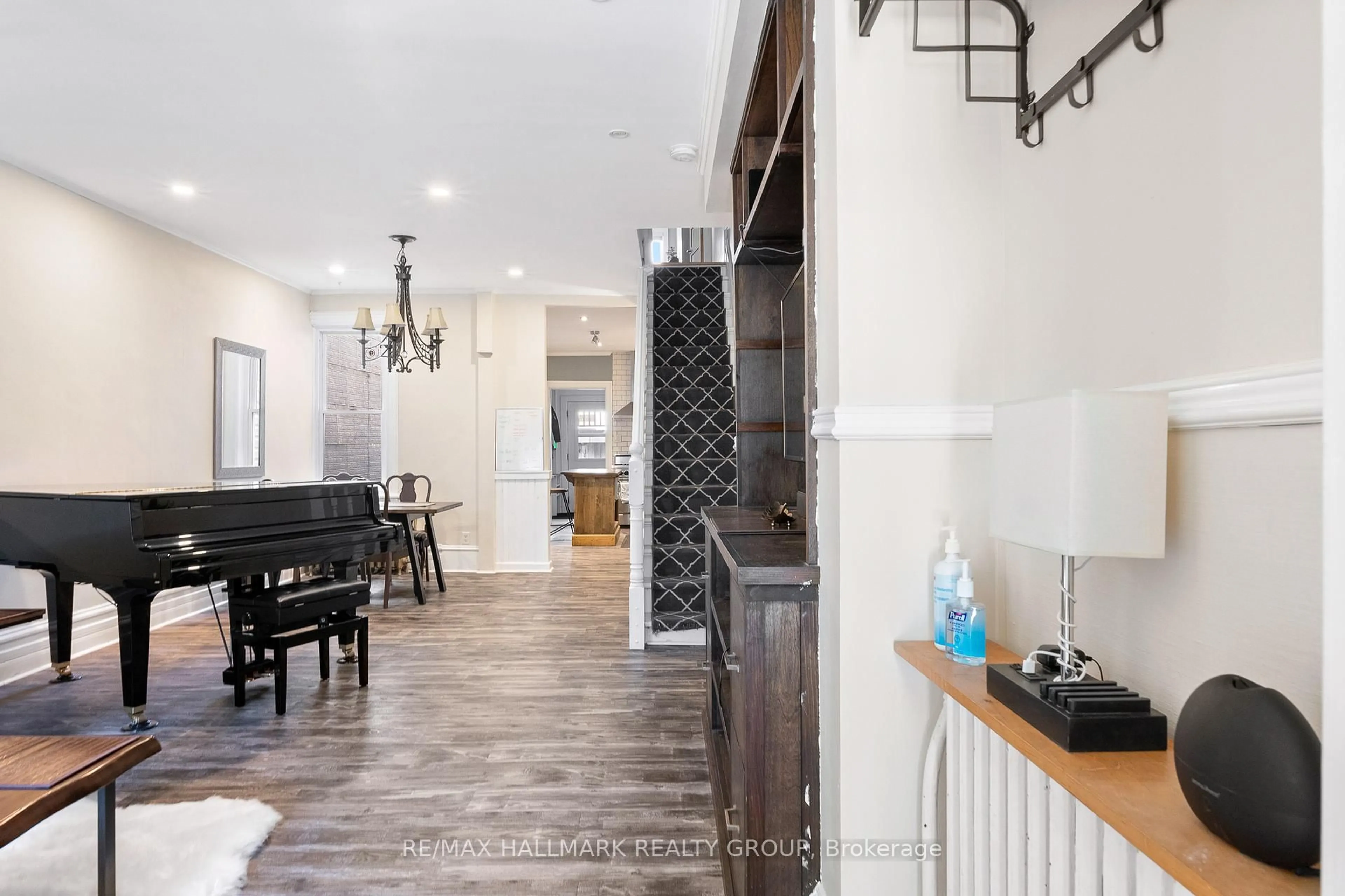 Indoor entryway for 181 GUIGUES Ave, Ottawa Ontario K1N 5J1