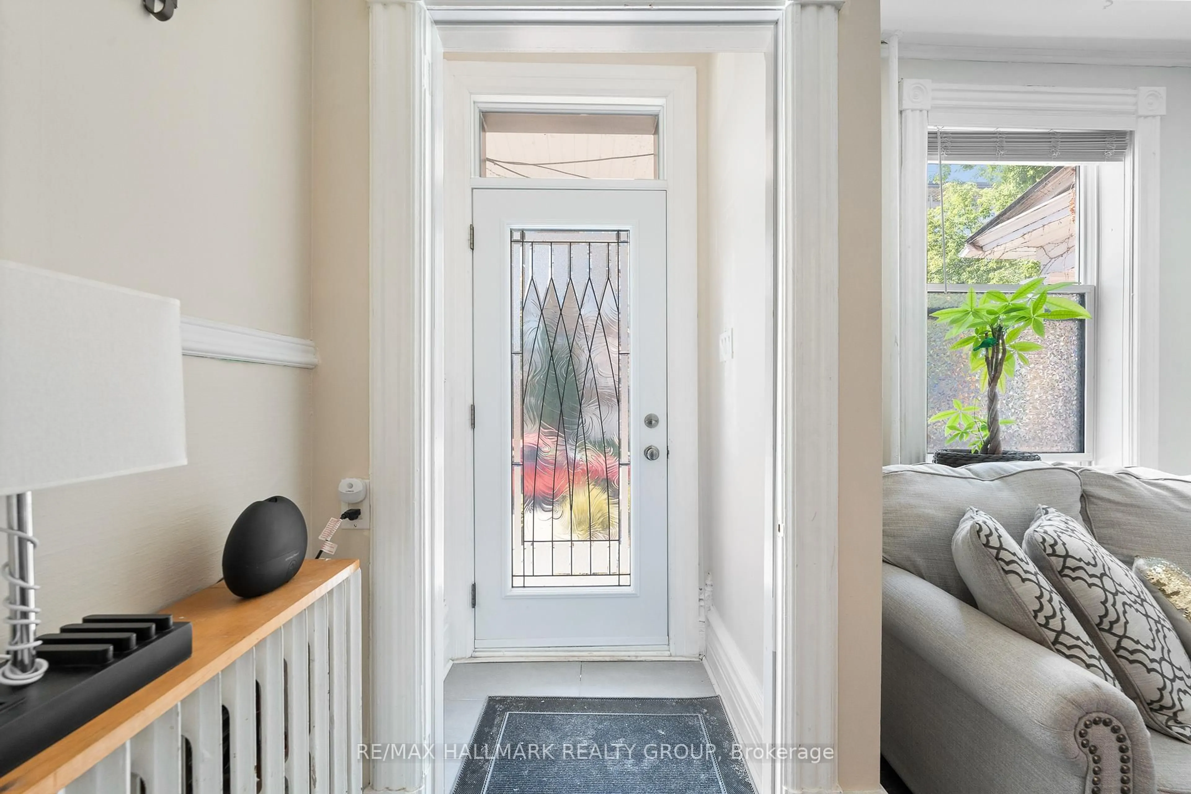 Indoor entryway for 181 GUIGUES Ave, Ottawa Ontario K1N 5J1