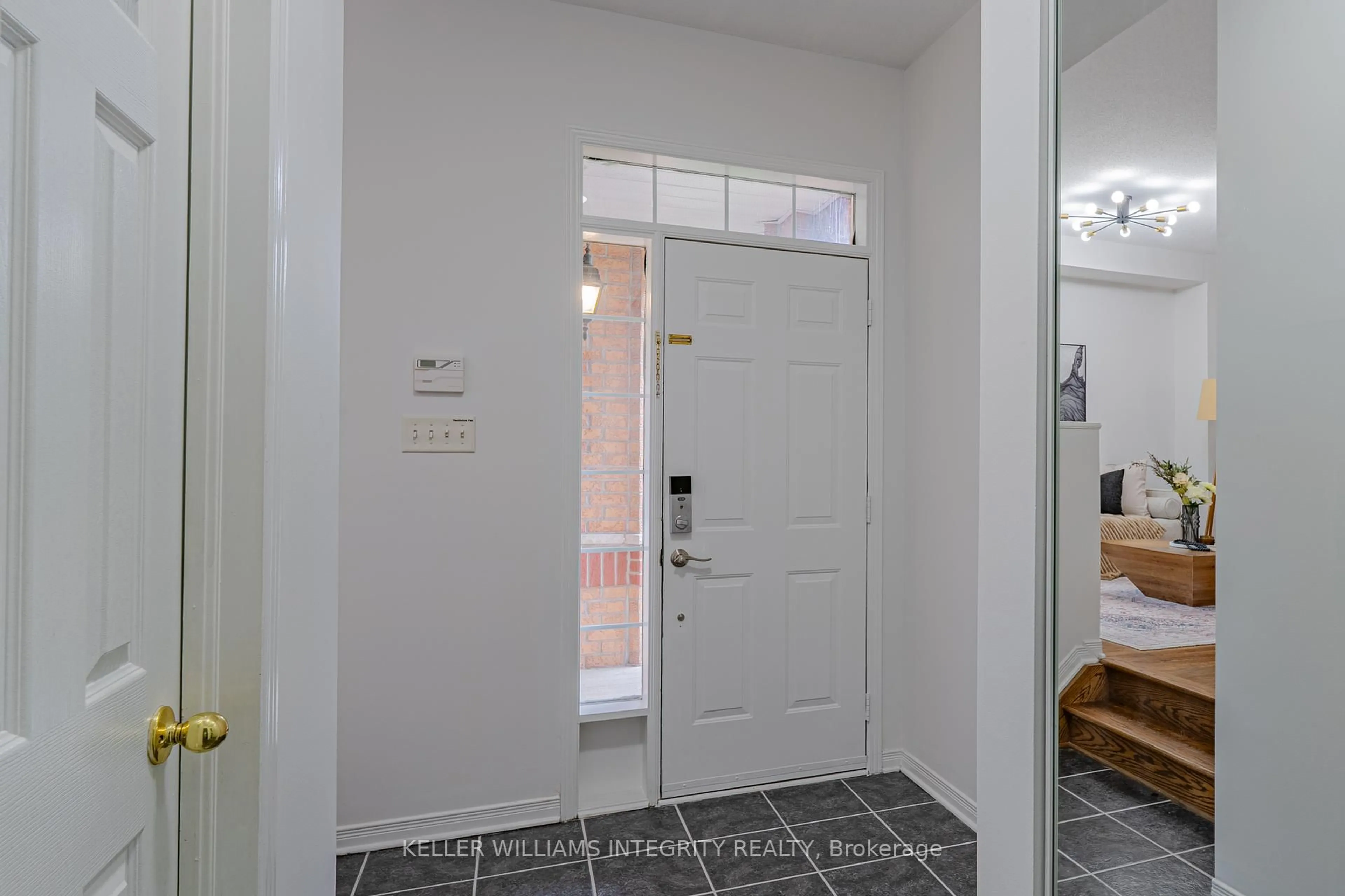 Indoor entryway for 178 INSMILL Cres, Kanata Ontario K2T 1G3