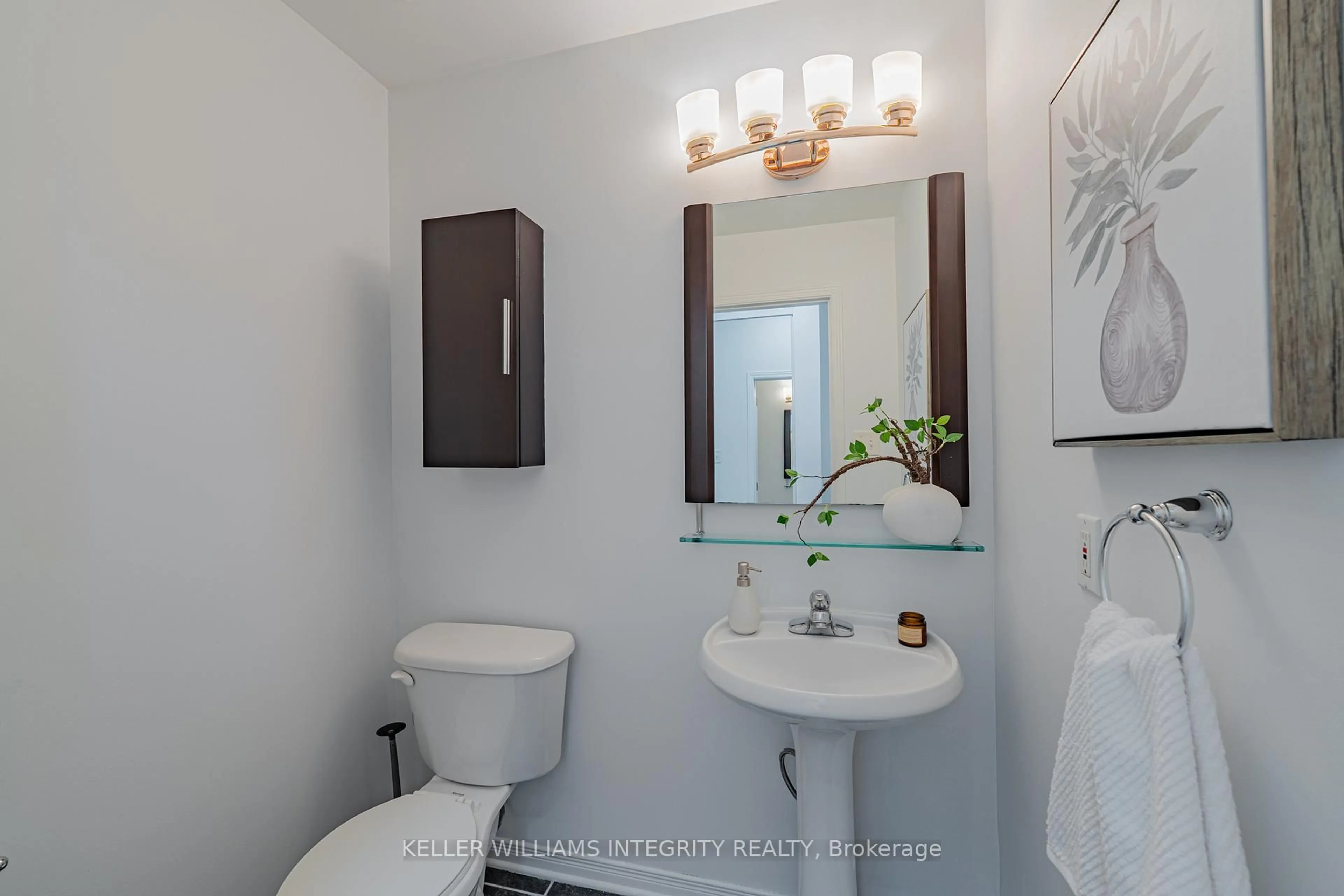 Standard bathroom, ceramic/tile floor for 178 INSMILL Cres, Kanata Ontario K2T 1G3