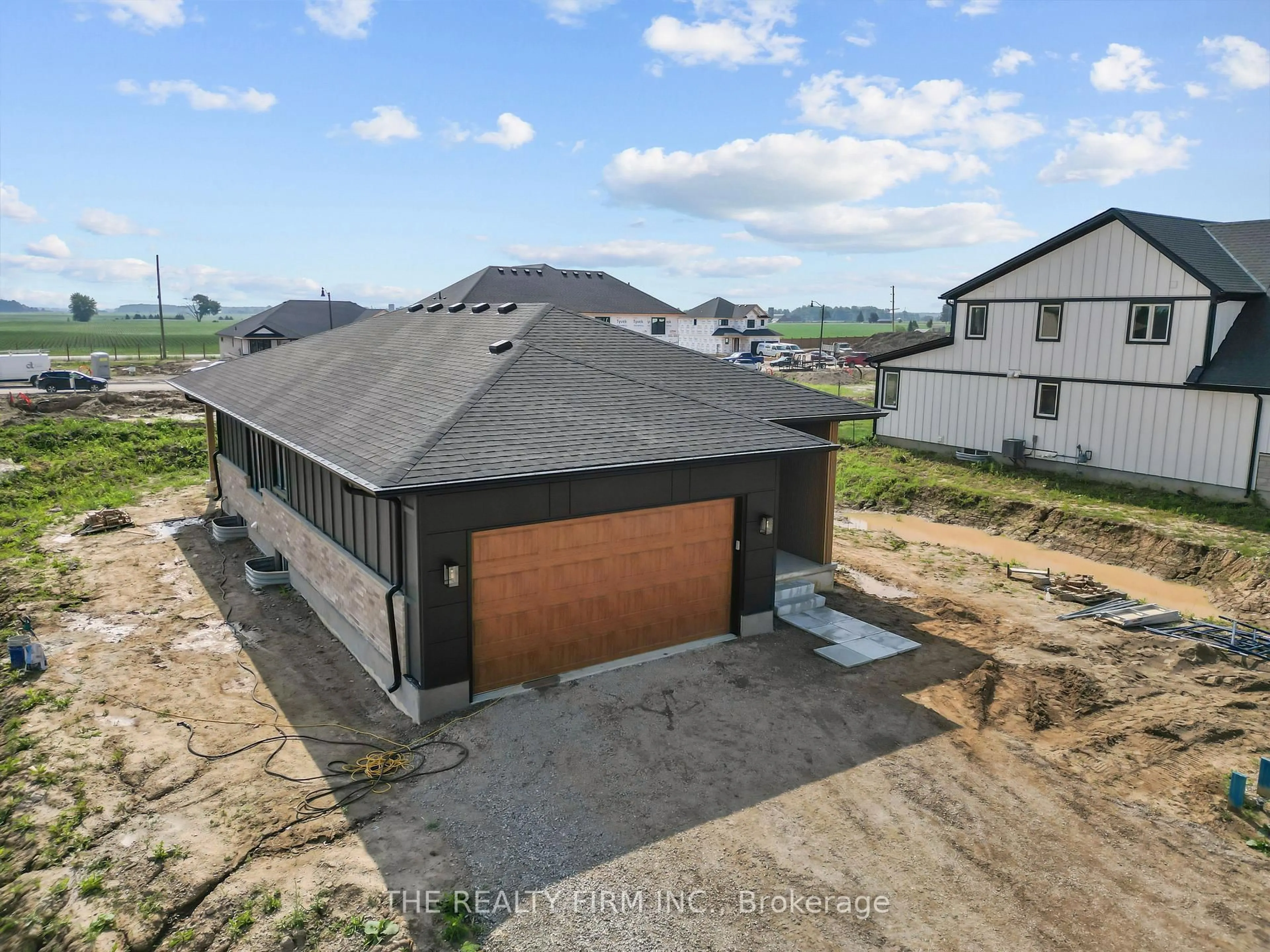 A pic from outside/outdoor area/front of a property/back of a property/a pic from drone, building for 173 Renaissance Dr, St. Thomas Ontario N5R 0P1