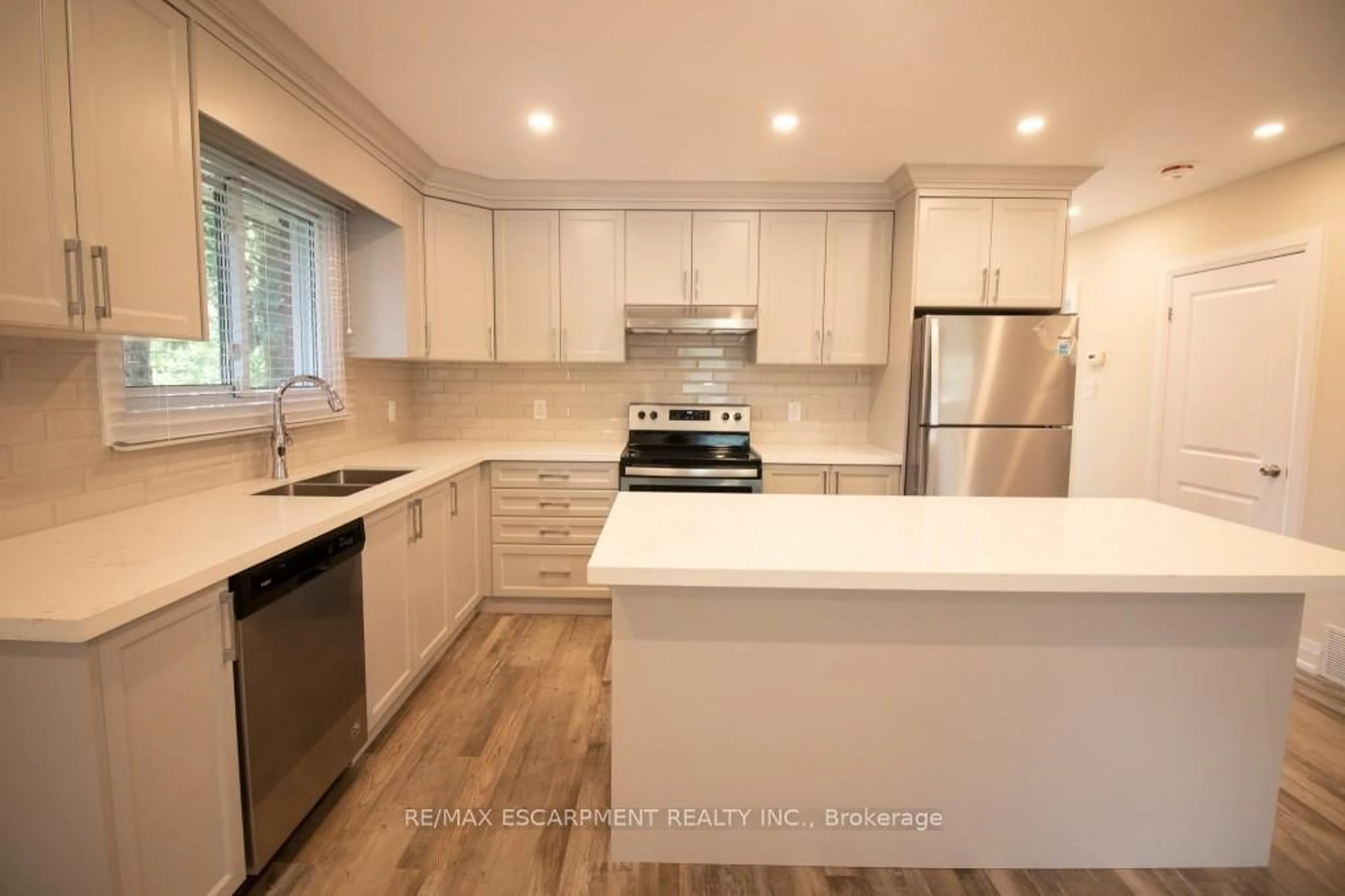 Open concept kitchen, unknown for 130 West 34th St, Hamilton Ontario L9C 5K3