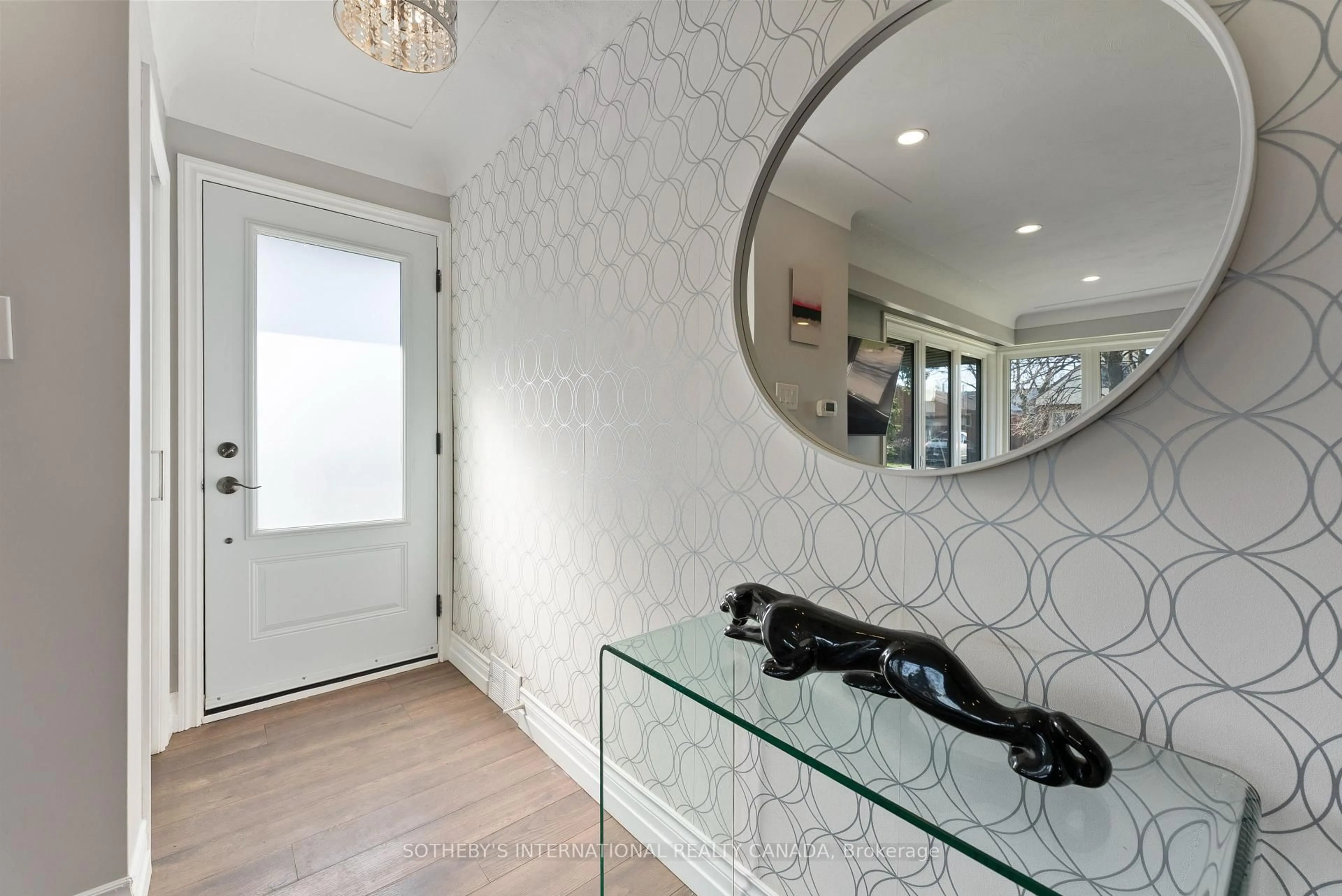 Indoor entryway for 99 Pleasant Ave, Hamilton Ontario L9C 4M9