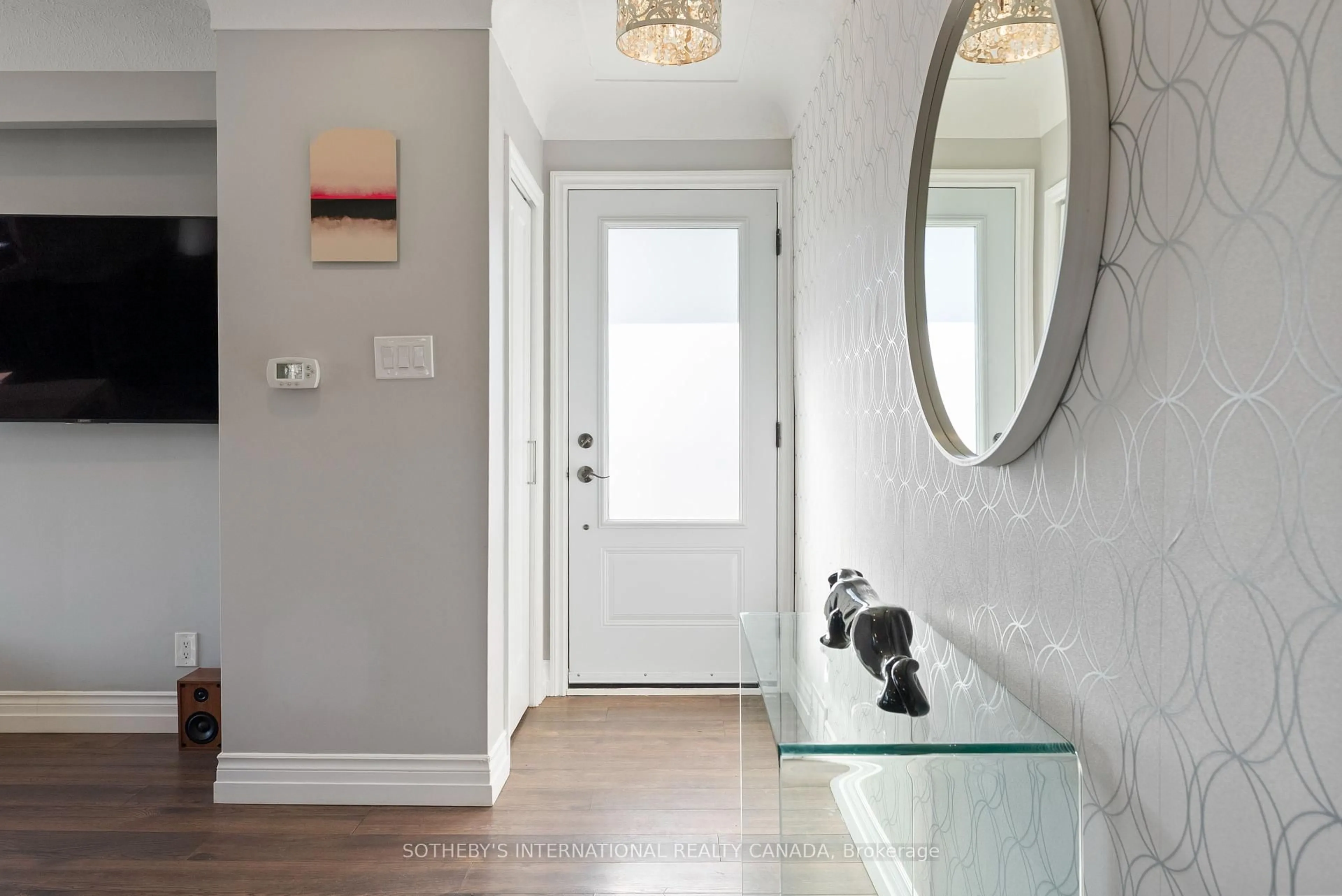 Indoor entryway for 99 Pleasant Ave, Hamilton Ontario L9C 4M9