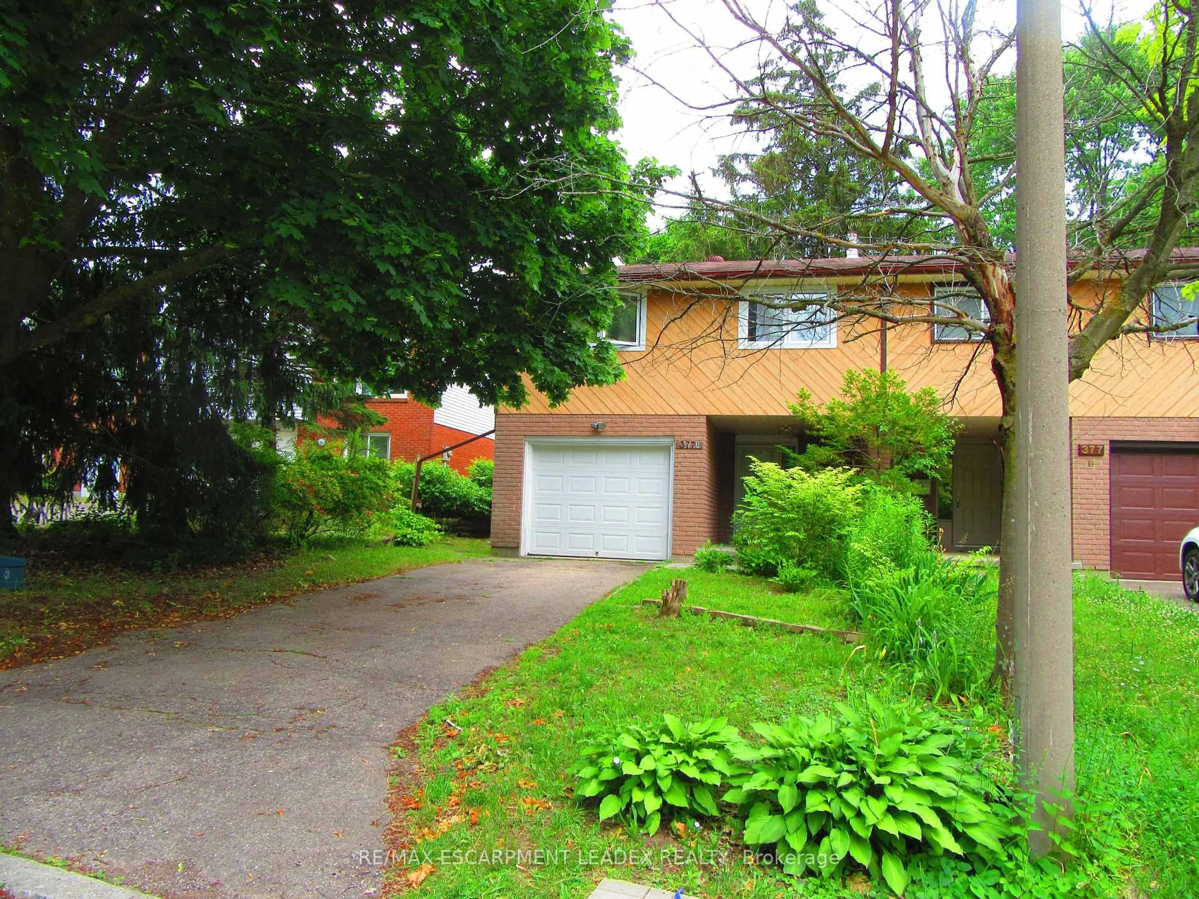 A pic from outside/outdoor area/front of a property/back of a property/a pic from drone, street for 377 CHURCHILL Crt #A, Waterloo Ontario N2L 6B4